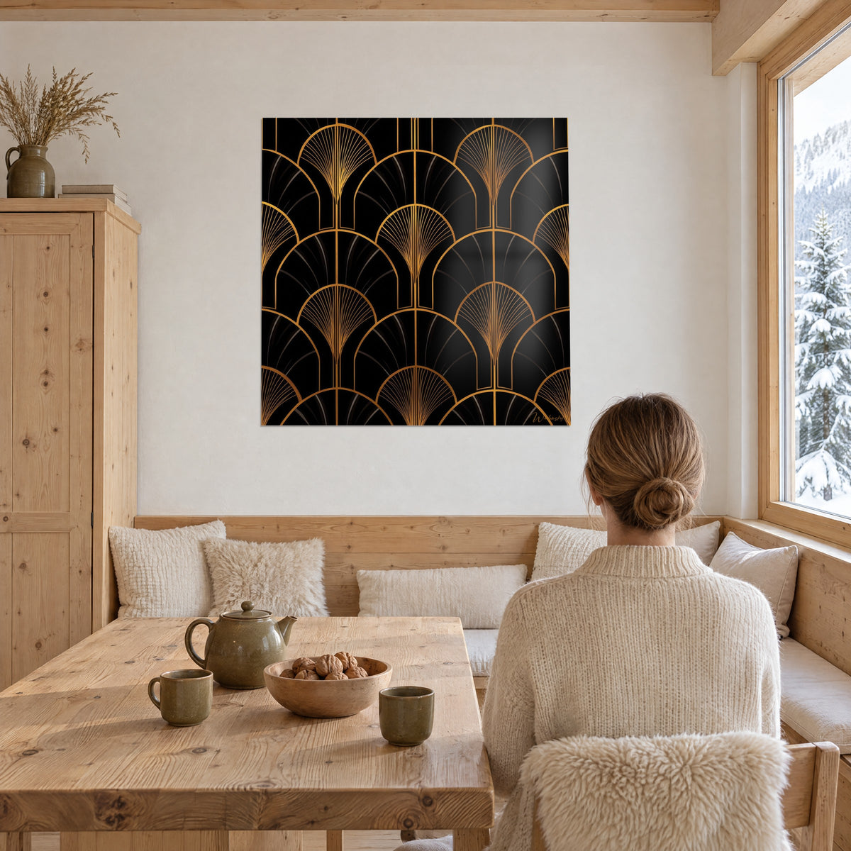 Cuadro con friso de abanicos dorados y ámbar sobre fondo de ébano, una mujer de espaldas, banqueta, mesa de madera y nieve fuera