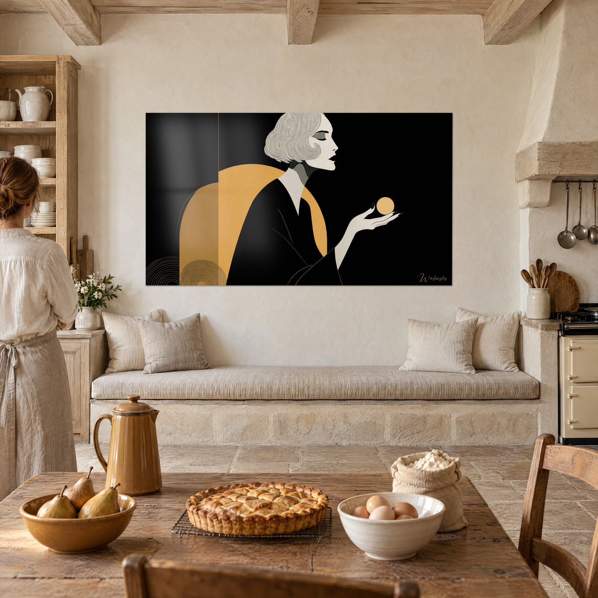 Cuadro figura art déco con la mano fina tendida hacia un globo dorado, negro profundo y ocre azafrán, encima de una banqueta de piedra en una cocina rústica