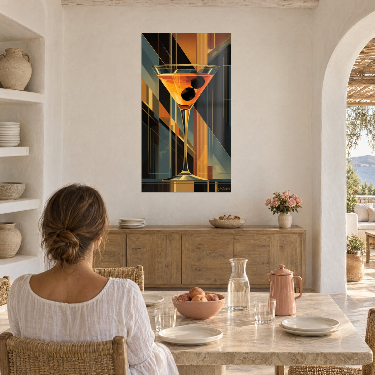 Tableau martini et ses deux olives sombres, tons orange brûlé et vert-de-gris, face à une table de salle à manger méditerranéenne