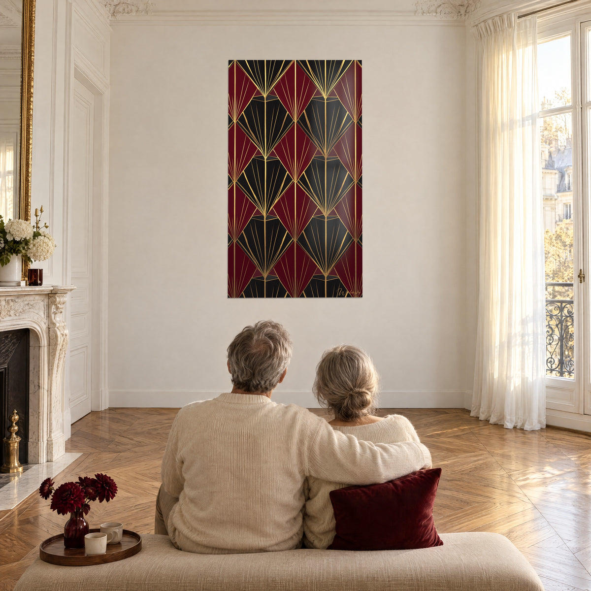 Tableau trame de losanges bordeaux et noirs aux nervures dorées, un couple de dos assis sur un canapé, salon haussmannien