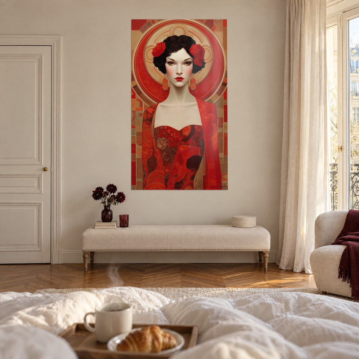 Schilderij muze met bruine krullen en paarse pioenrozen, rode jurk met gouden motieven, koppel van achteren boven een bed in een lichte slaapkamer