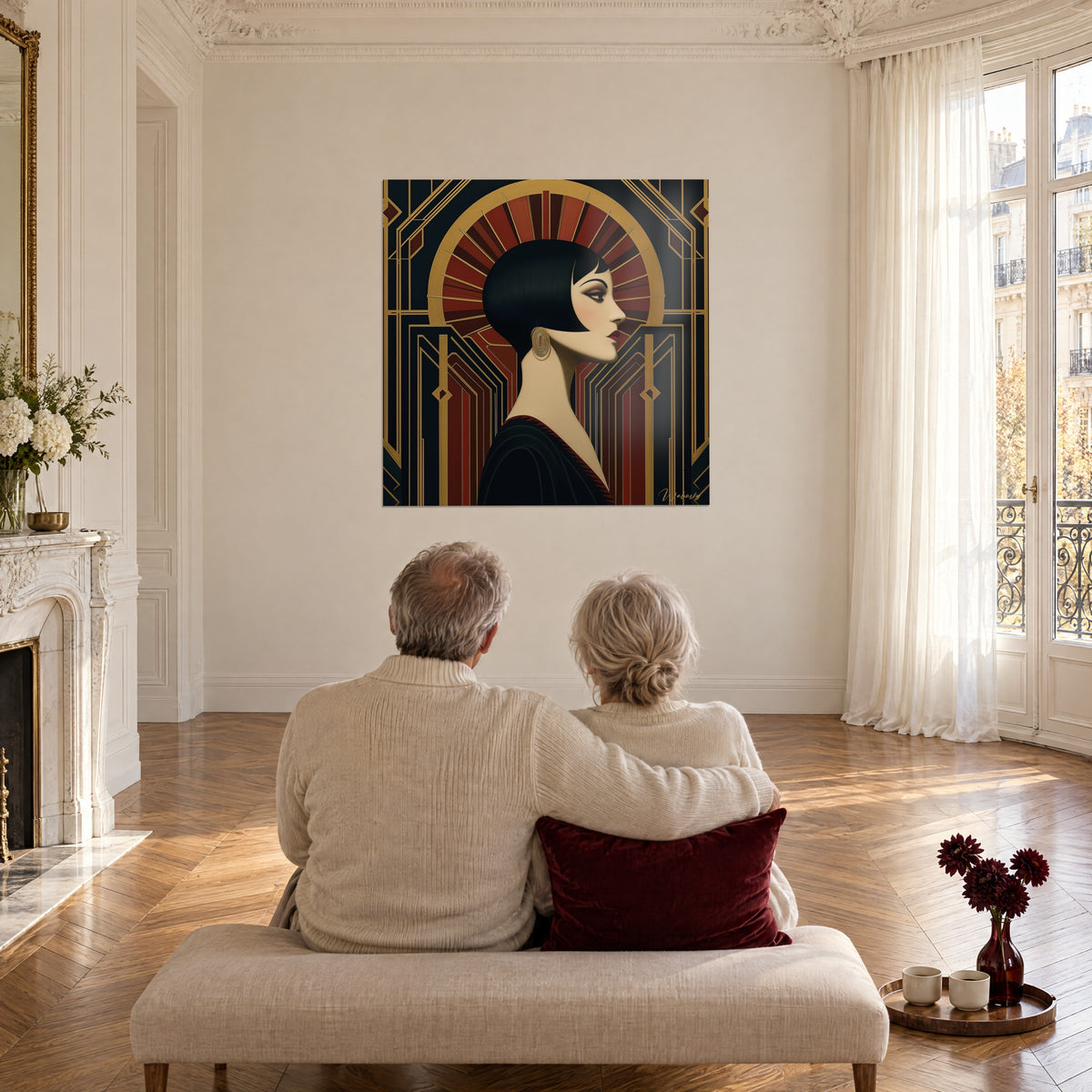 Quadro musa degli anni ruggenti, pelle d'avorio, abito nero e motivi dorati, di fronte a una coppia seduta su una panchina