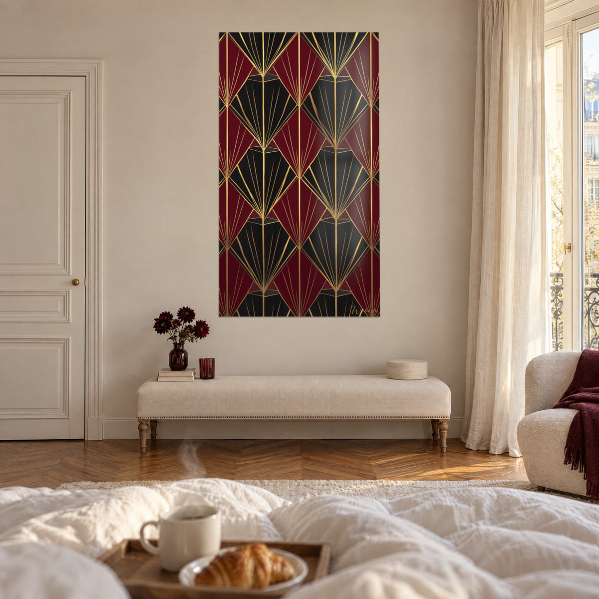 Tableau géométrie art déco bordeaux, noir et or, éventails en rayons fins, un lit blanc et un plateau croissant, au-dessus d'un lit dans une chambre claire