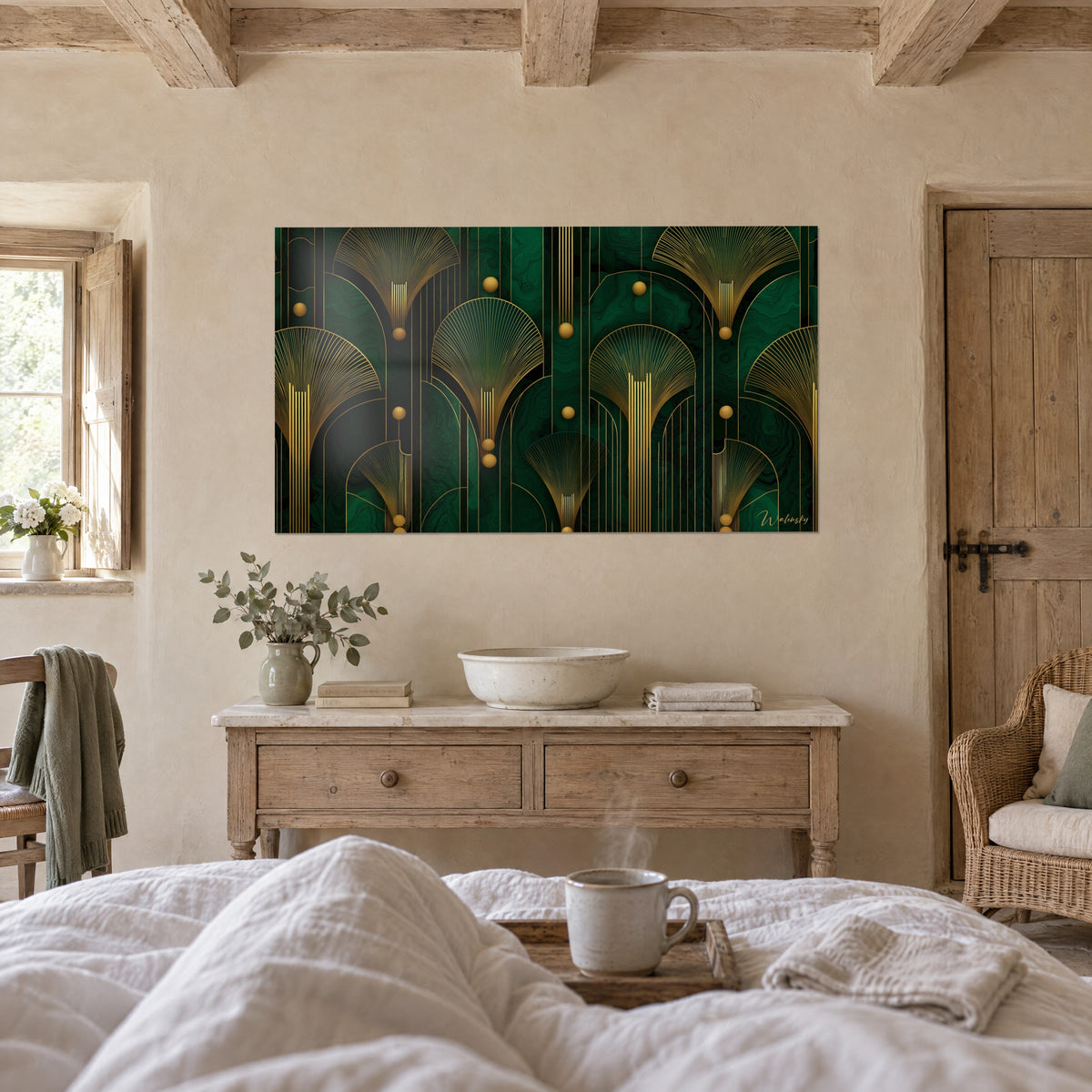Cuadro con gavillas de finas líneas doradas sobre verde bosque veteado, colgado encima de una cama en un dormitorio luminoso, taza humeante en primer plano