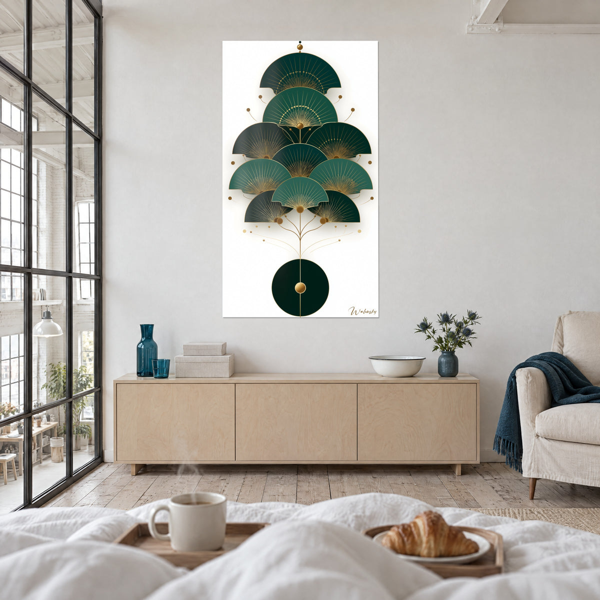 Quadro con albero di ventagli in verde e oro, perline dorate, di fronte a un letto con lenzuola bianche e un vassoio da colazione, sopra il letto in una camera luminosa