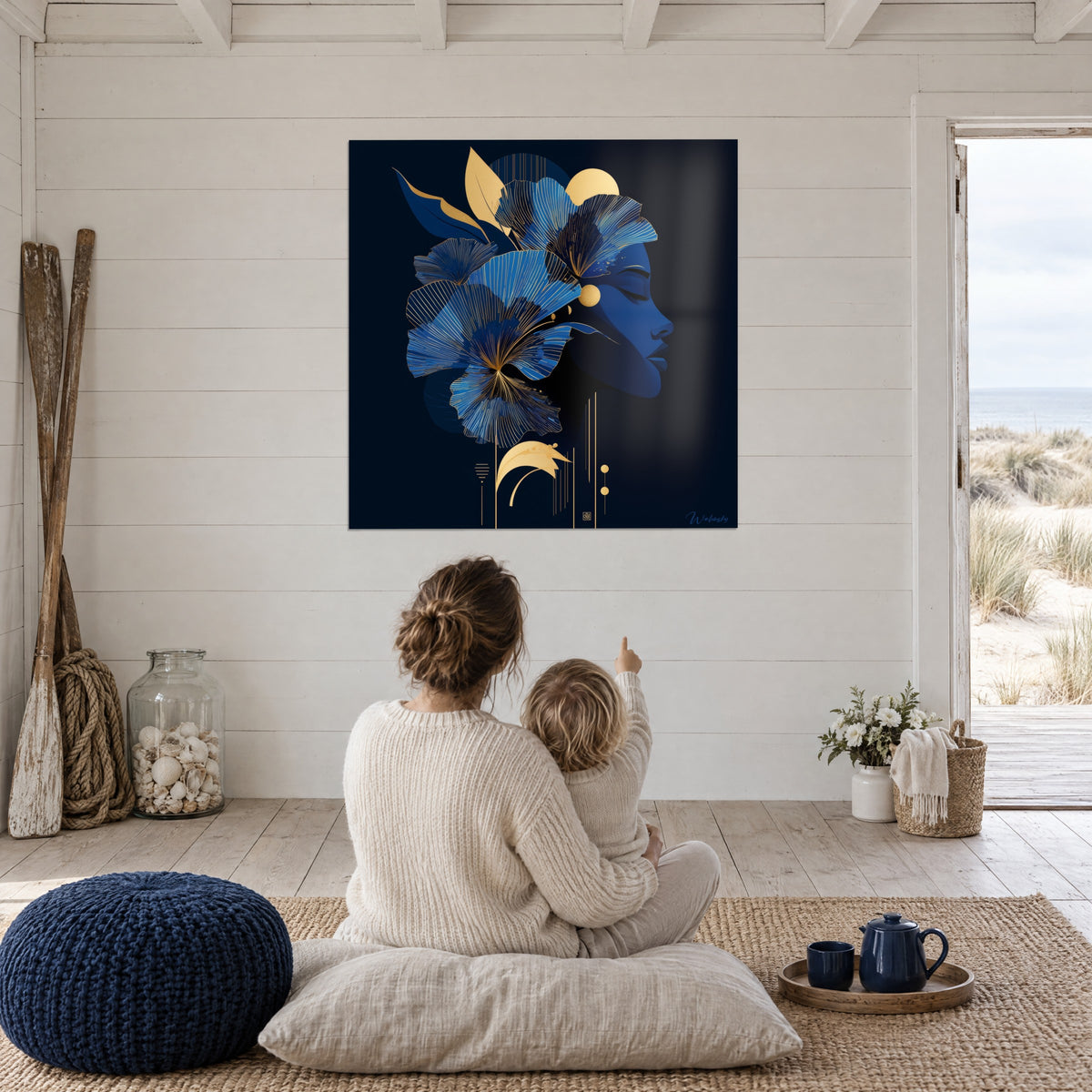 Gemälde tiefblaue Frau, gekrönt von goldenen Fächerblättern und einer goldenen Scheibe, gegenüber einer Mutter mit Kind auf einem blauen Hocker