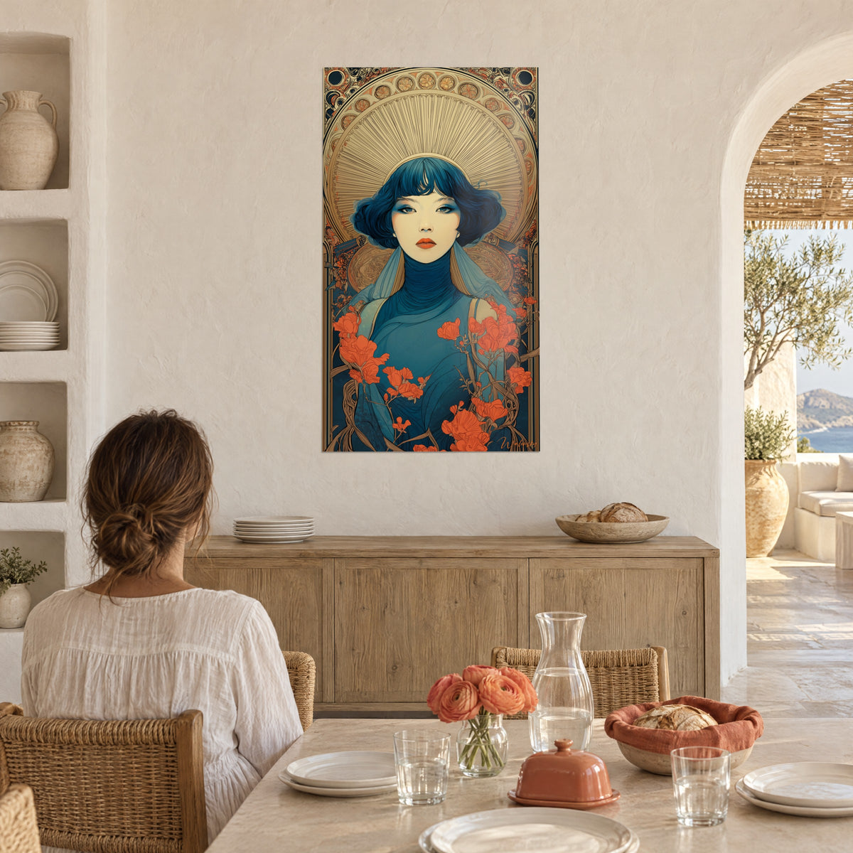 Cuadro de una joven estilizada, halo ocre radiante y flores rojo anaranjado, frente a una mesa puesta en una casa mediterránea
