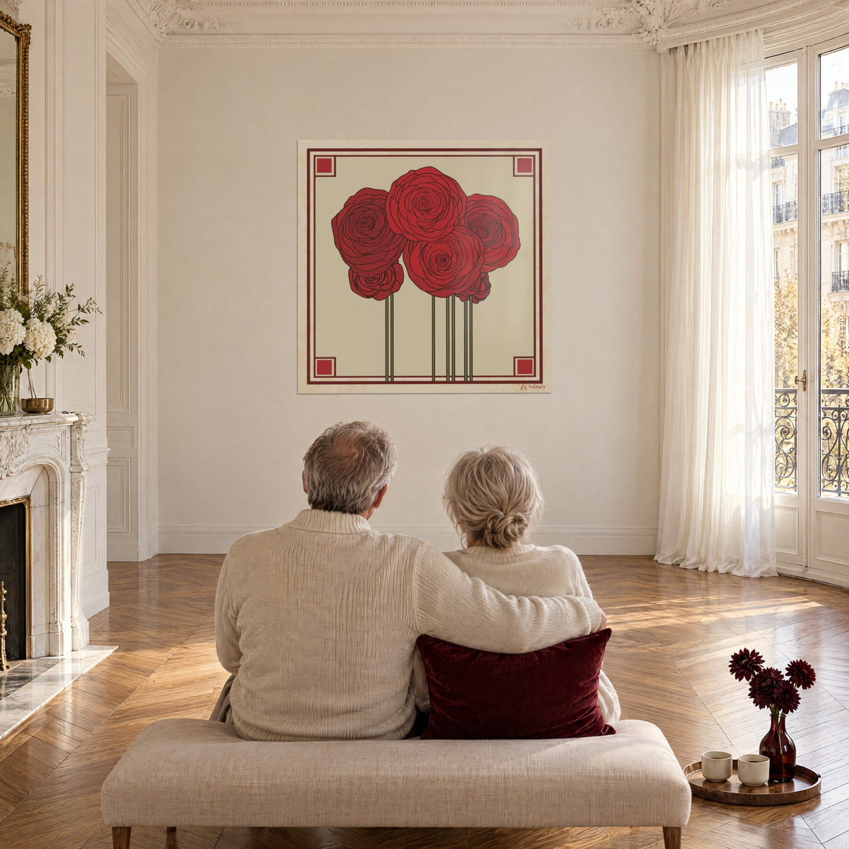 Schilderij dieprode bloemen met concentrische bloemblaadjes, zandkleurige achtergrond en bordeauxrode streep, koppel met de rug naar de kijker op een bank, grote Haussmann-woonkamer