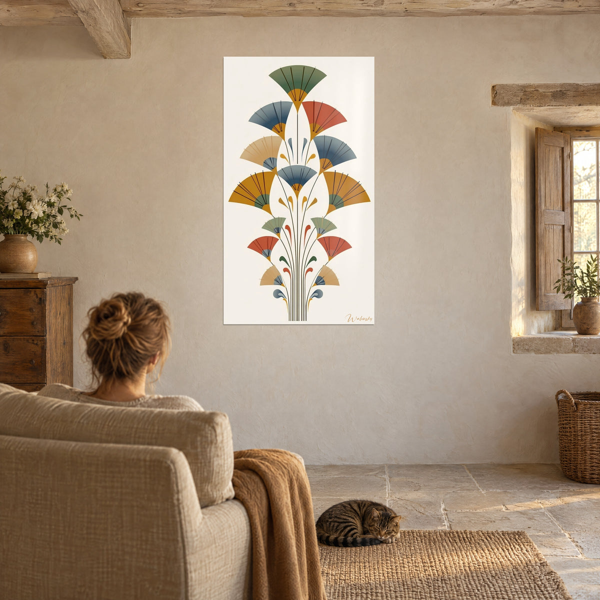 Quadro di fontana di ventagli in salvia, ocra e rosso, donna di spalle su una poltrona beige, gatto tigrato sdraiato, casa in pietra