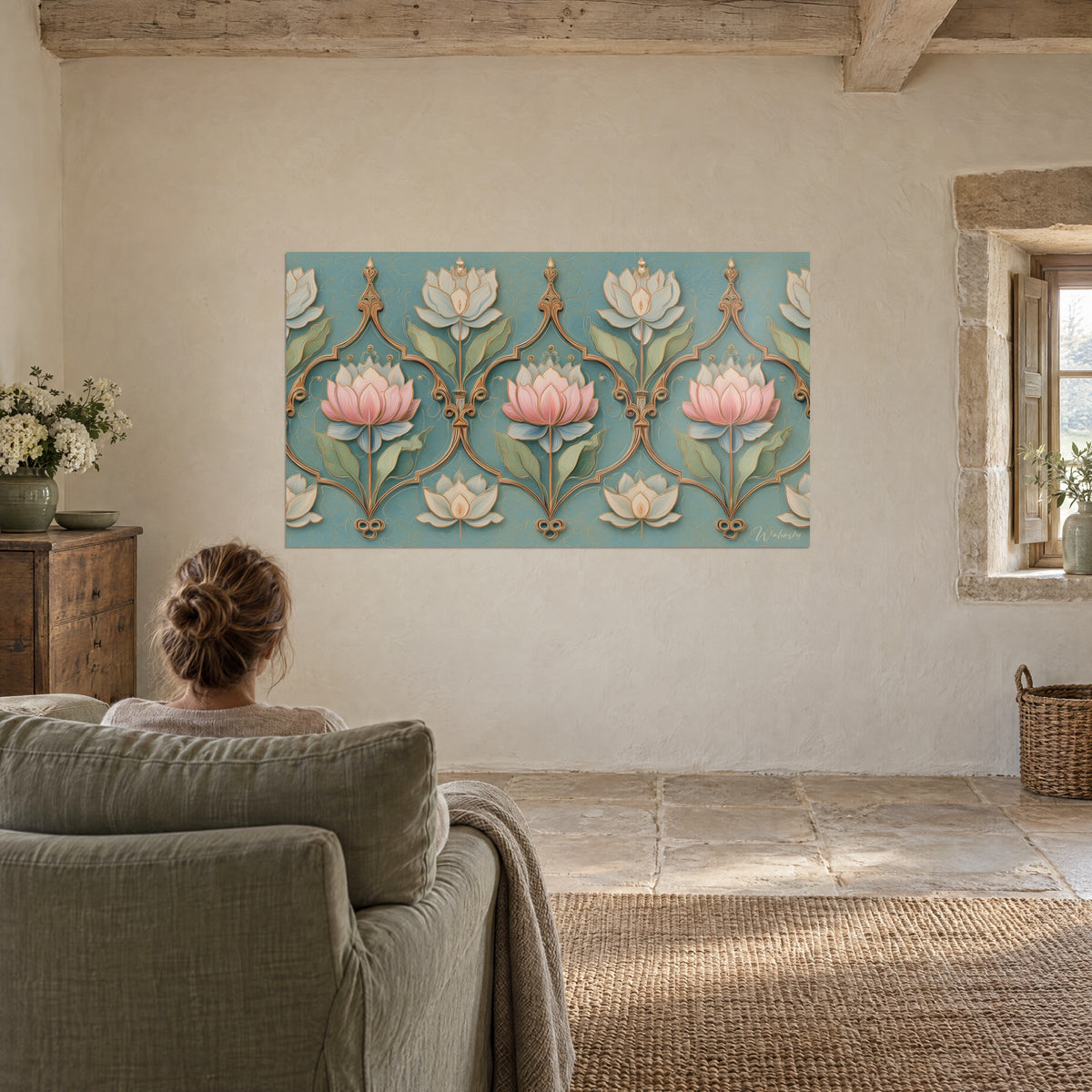 Πίνακας με συμμετρική floral διακόσμηση, ροδαλά και κρεμ πέταλα, χαλκόχρωμα αραβουργήματα σε φόντο πατητής πάπιας, άτομο από πίσω κοντά σε πέτρινο παράθυρο