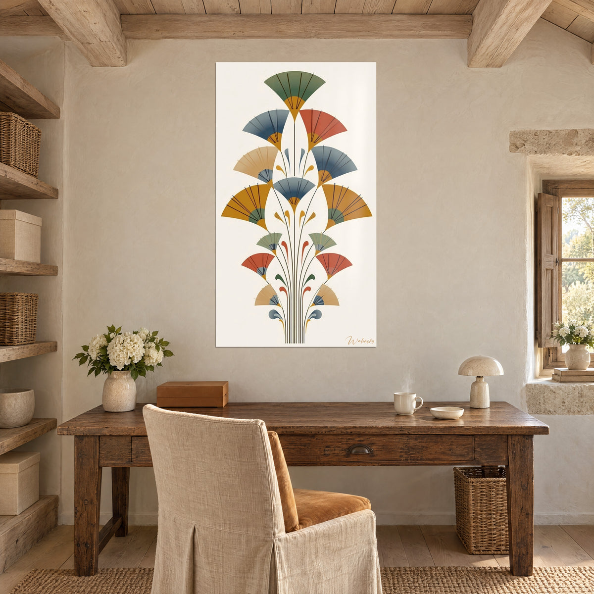 Quadro di ventagli Art Déco dai sottili steli neri, toni rosso mattone e sabbia su fondo avorio, scrivania in legno, casa in pietra