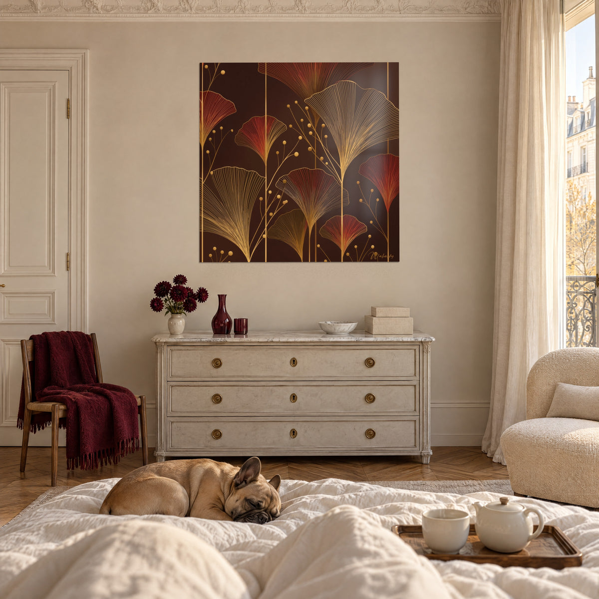 Πίνακας με διακοσμητικό motif art deco από φύλλα ginkgo σε σκουριά και χρυσό πάνω σε καφέ, ένας μπουλντόγκ ξαπλωμένος σε κρεβάτι, πάνω από κρεβάτι σε φωτεινή κρεβατοκάμαρα