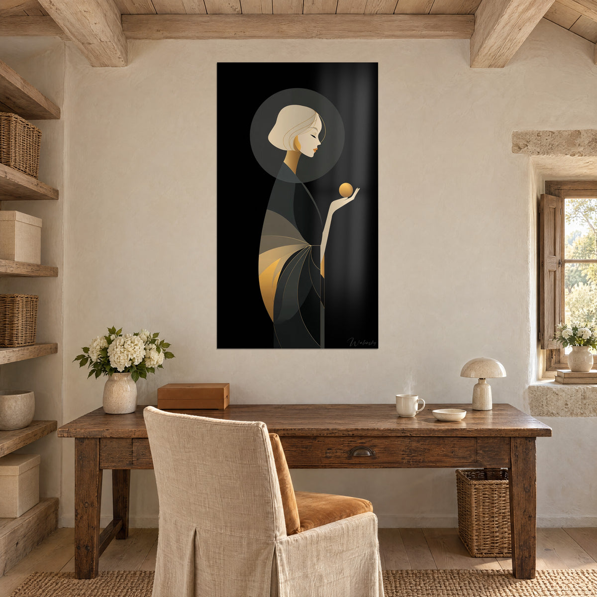 Schilderij geometrische vrouwelijke figuur, antracietkleurige halo en gouden bol, jurk met waaiervormige plooien, aan de muur van een rustiek houten kantoor