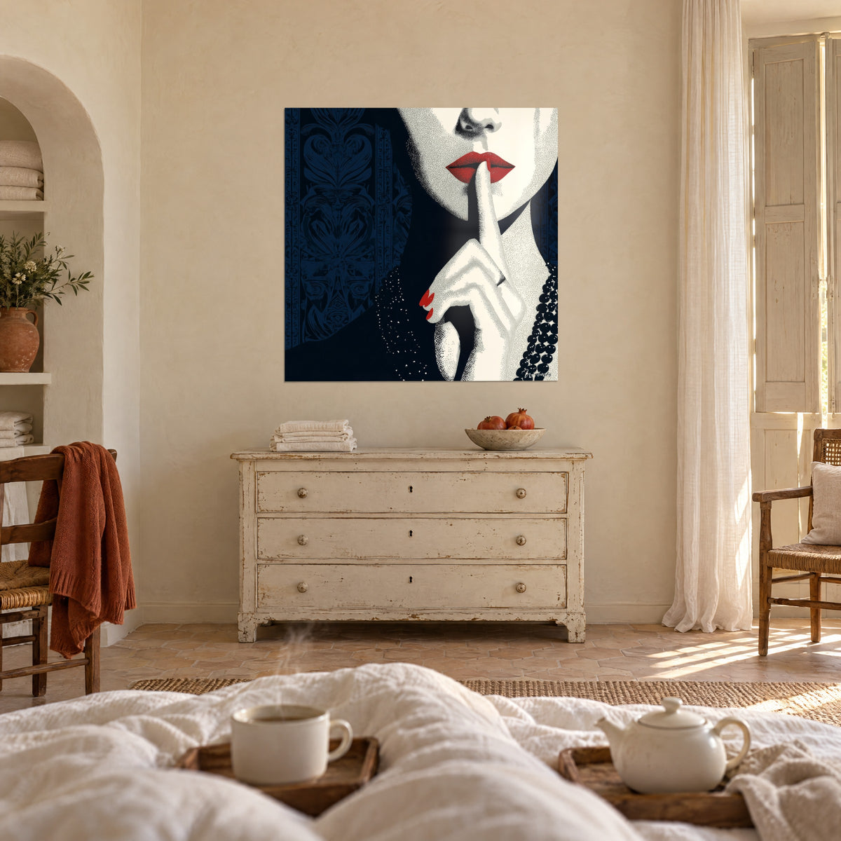 Quadro di volto femminile sussurrante, labbra scarlatte e pizzo blu navy, sopra un letto in una camera luminosa