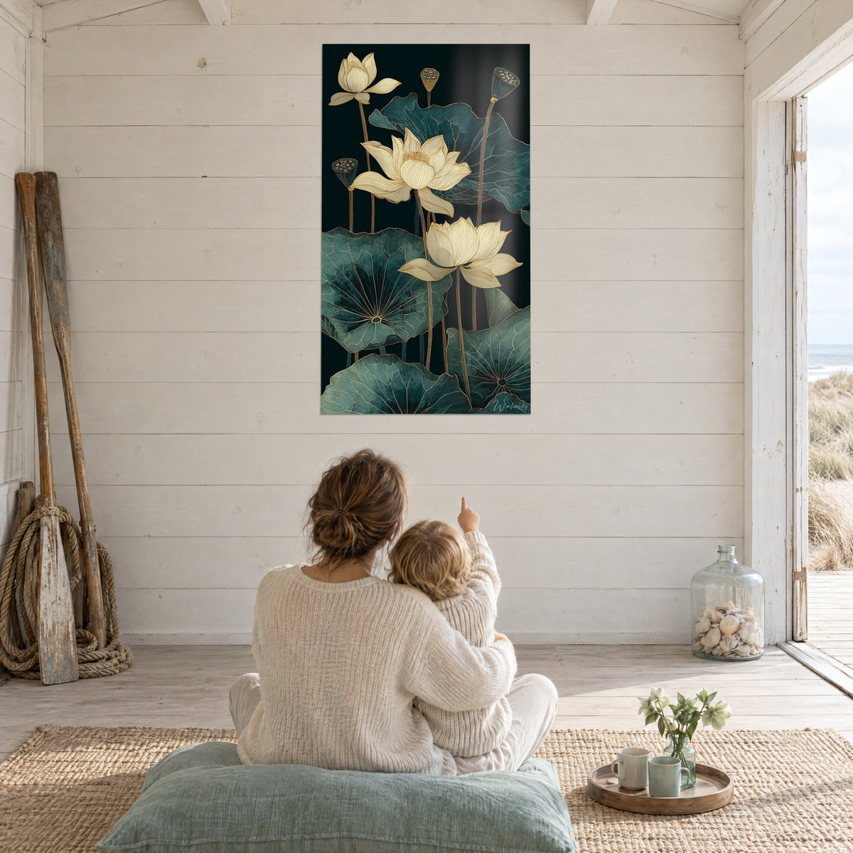 Cuadro con estanque de lotos art déco, pétalos champán y hojas verde petróleo sobre fondo ébano, madre e hijo de espaldas, salón marinero