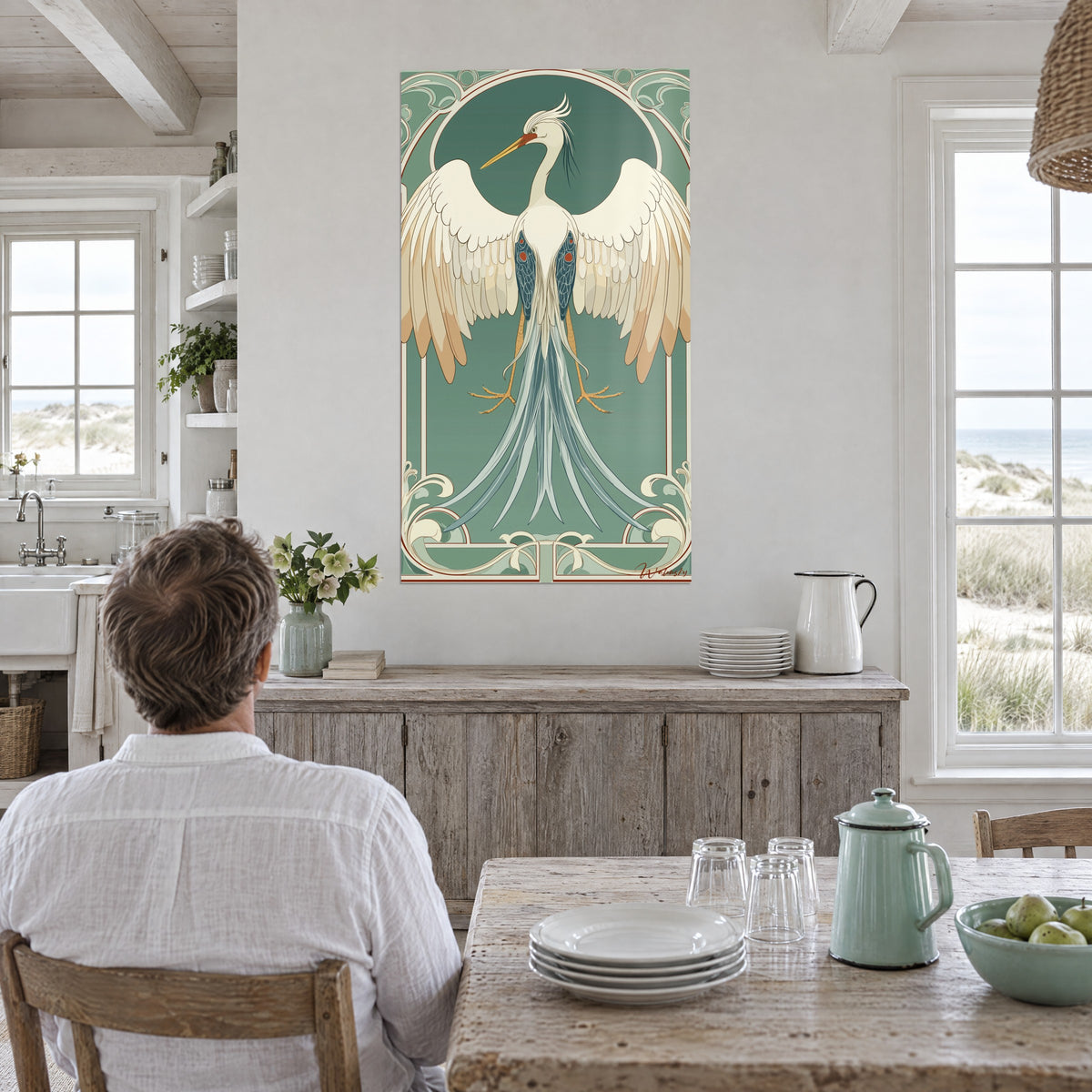 Cuadro gran ave de inspiración Art Nouveau, alas beige y crema, medallones rojos y azules, frente a una cocina abierta con vistas a las dunas