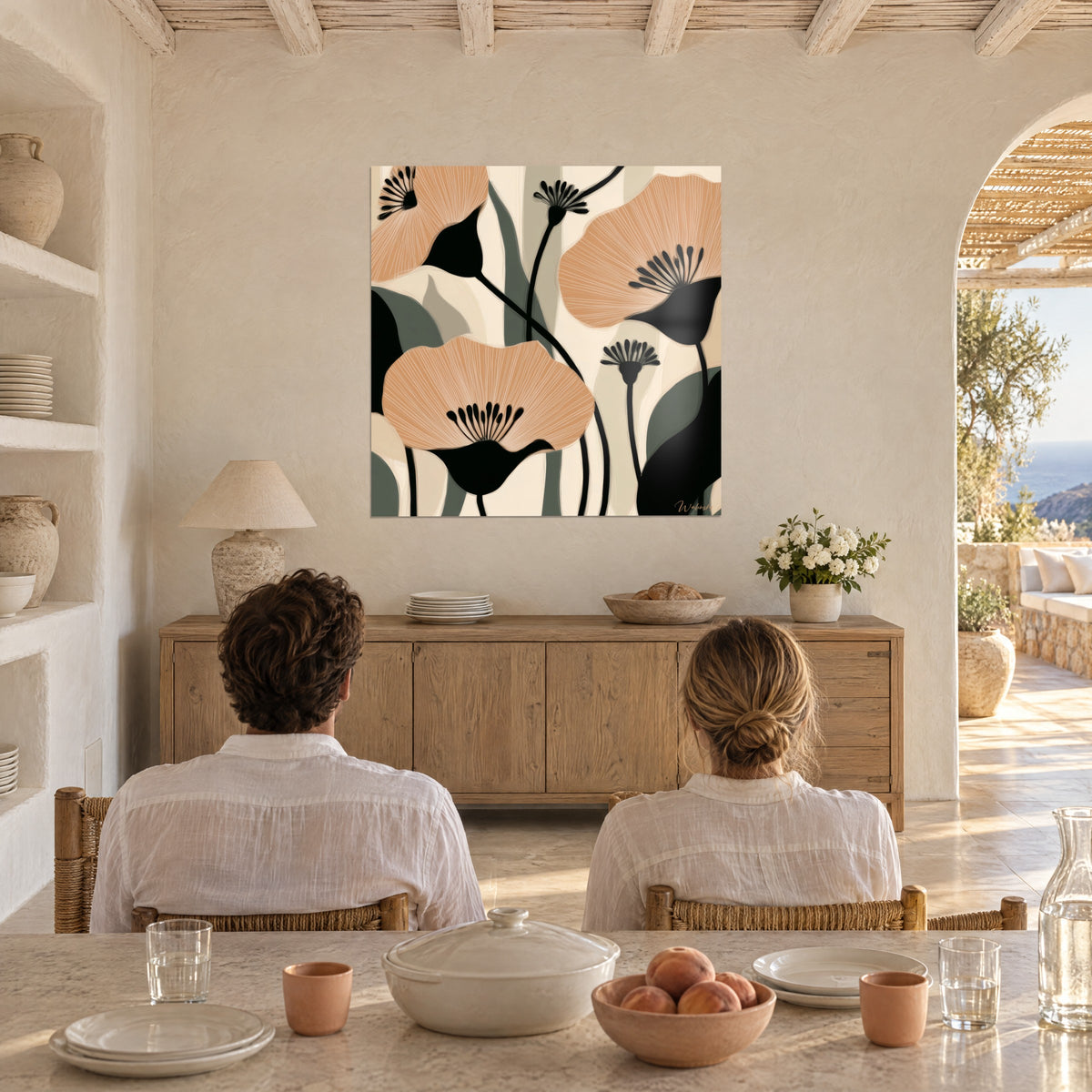 Πίνακας floral art deco με μεγάλα σομόν στέμματα, μαύρους μίσχους μελάνης και επίπεδες γκριζοπράσινες επιφάνειες, πίσω από ζευγάρι καθισμένο στο τραπέζι