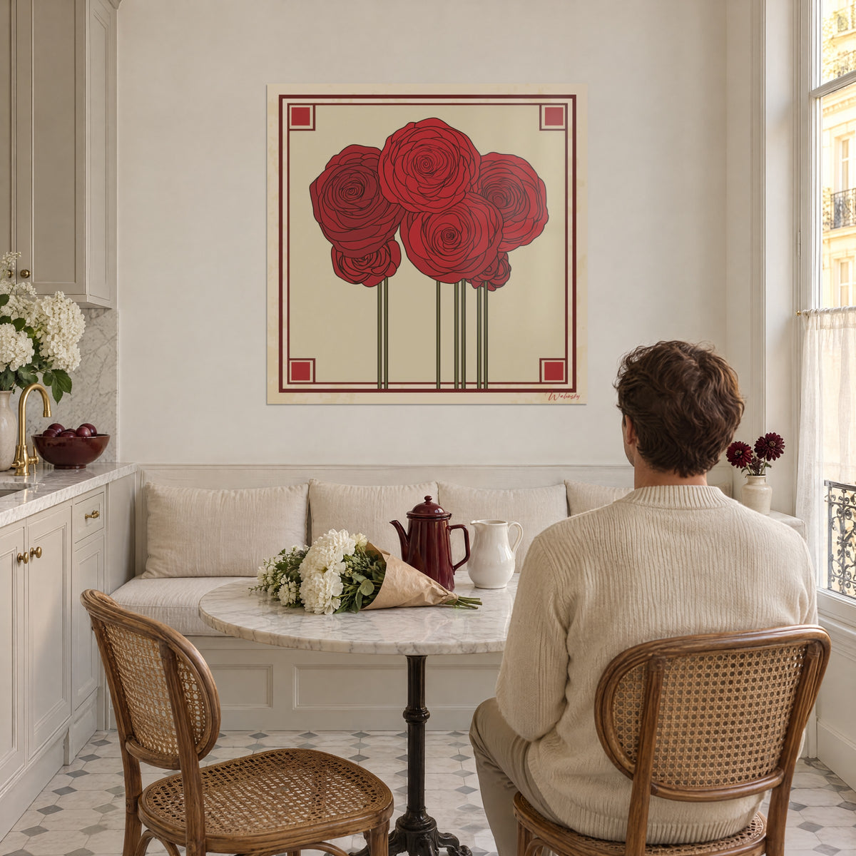 Schilderij gestileerde karmozijnrode ranonkels in een lijst met rode vierkante hoeken, beige achtergrond, persoon met de rug naar de kijker, in een lichte Haussmann-keuken
