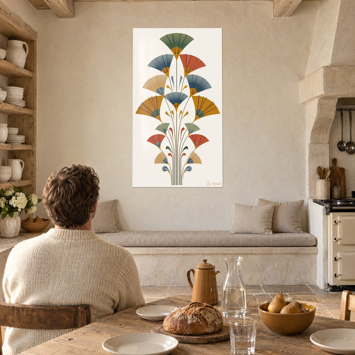Quadro con motivo Art Déco di piume a ventaglio blu ardesia e ocra, uomo di spalle al tavolo, cucina in pietra con travi a vista