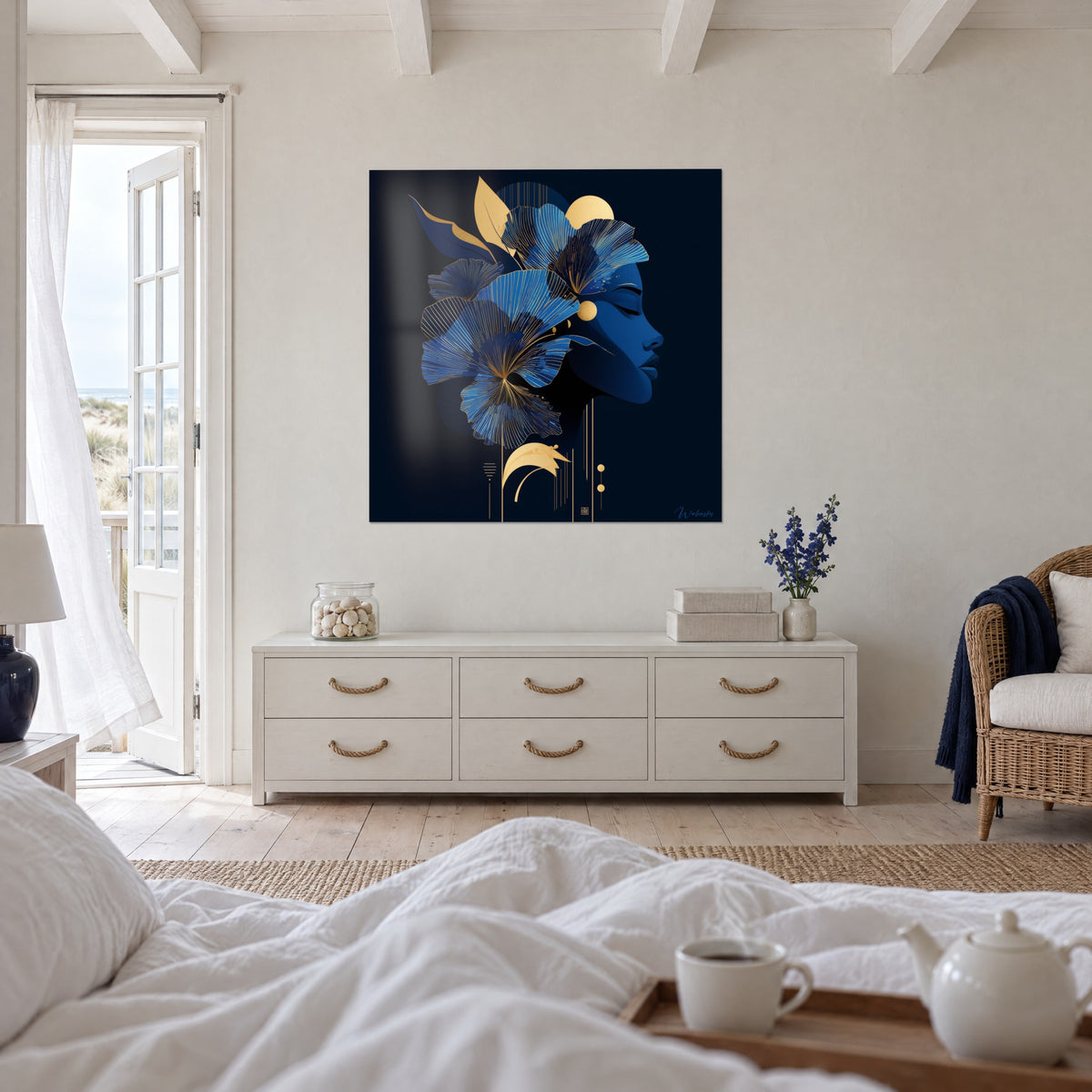 Gemälde Porträt im Art-déco-Stil einer blauen Frau, azurblaue Ginkgofächer mit goldenen Linien auf Schwarz, über einem Bett in einem hellen Schlafzimmer