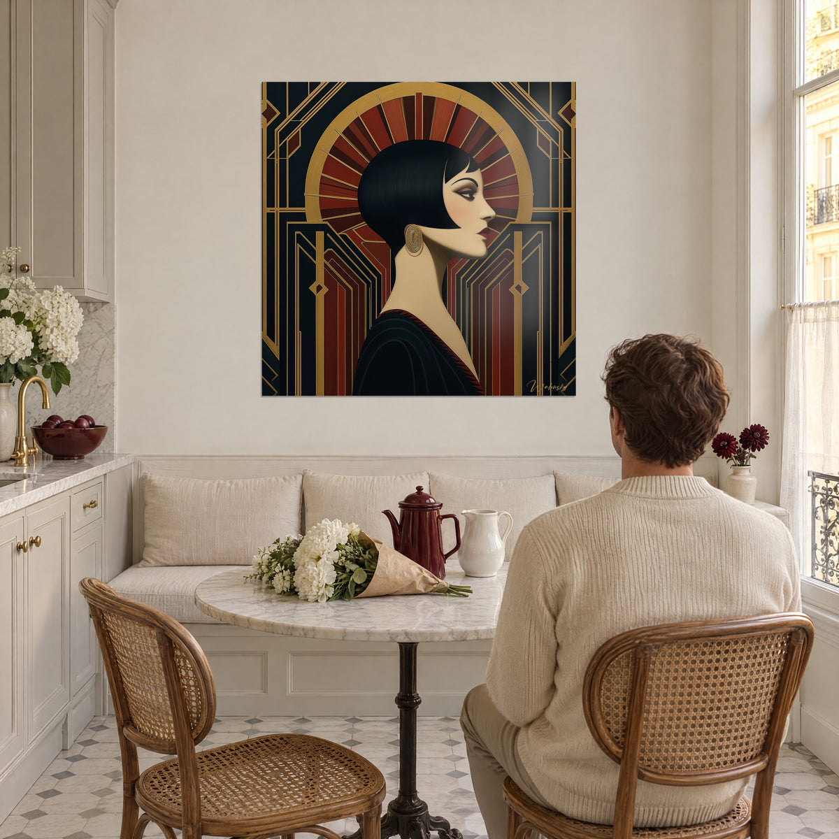 Quadro figura femminile stilizzata, raggi rosso carminio su nero, cornice dorata geometrica, di fronte a un tavolo da cucina fiorito