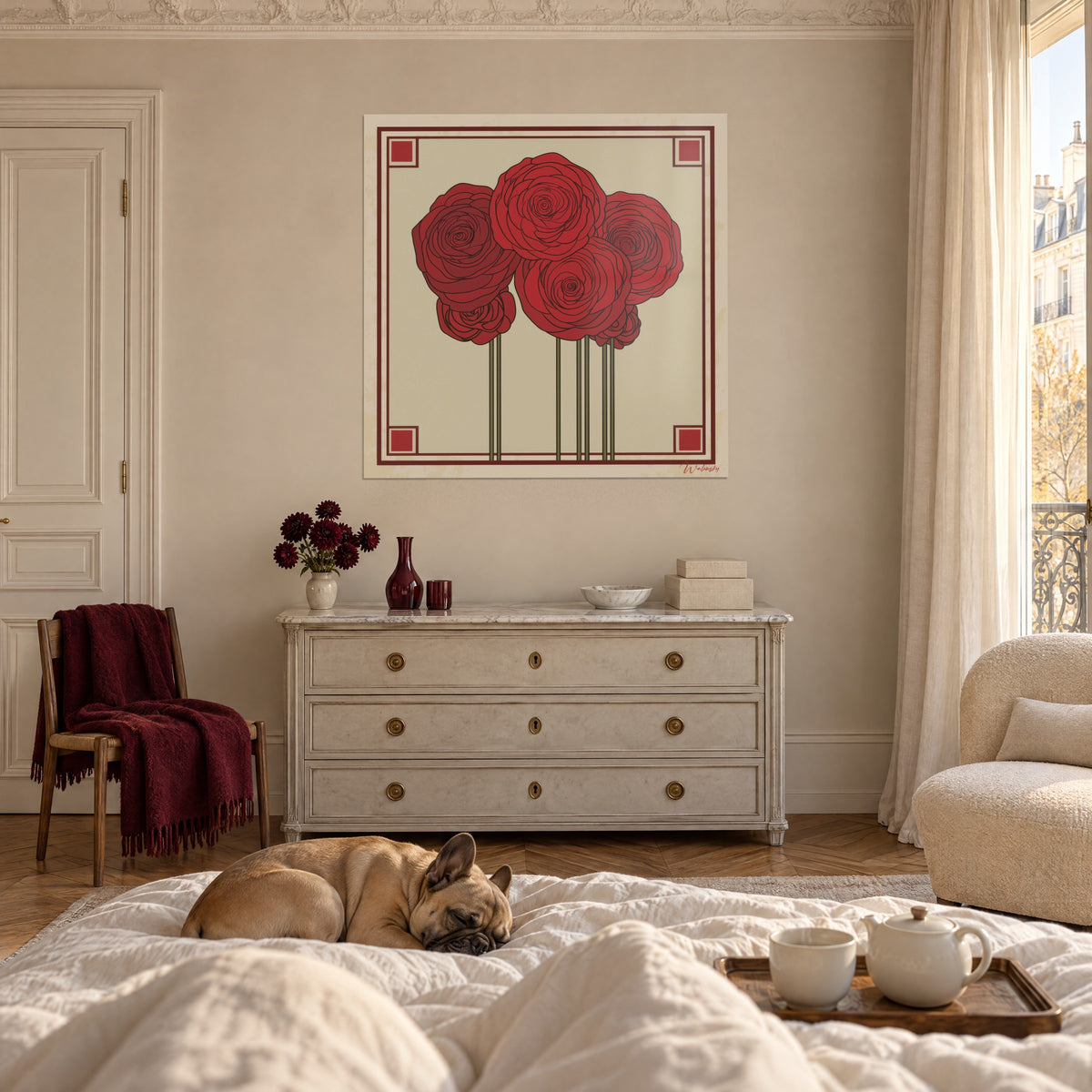 Schilderij grafische paarse bloemen met bruine contouren op een zandkleurige achtergrond, bulldog liggend op het bed, boven een bed in een lichte slaapkamer