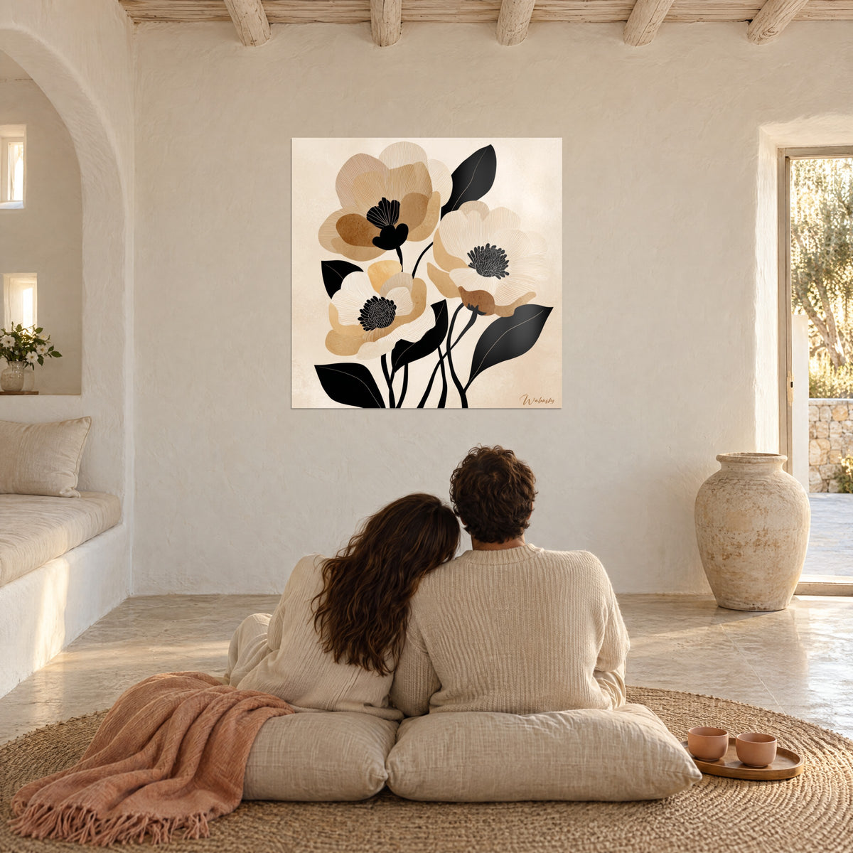Cuadro trío de flores art déco, pétalos arena, caramelo y crema, hojas de tinta negra, en la pared blanca de un salón con cojines rosas