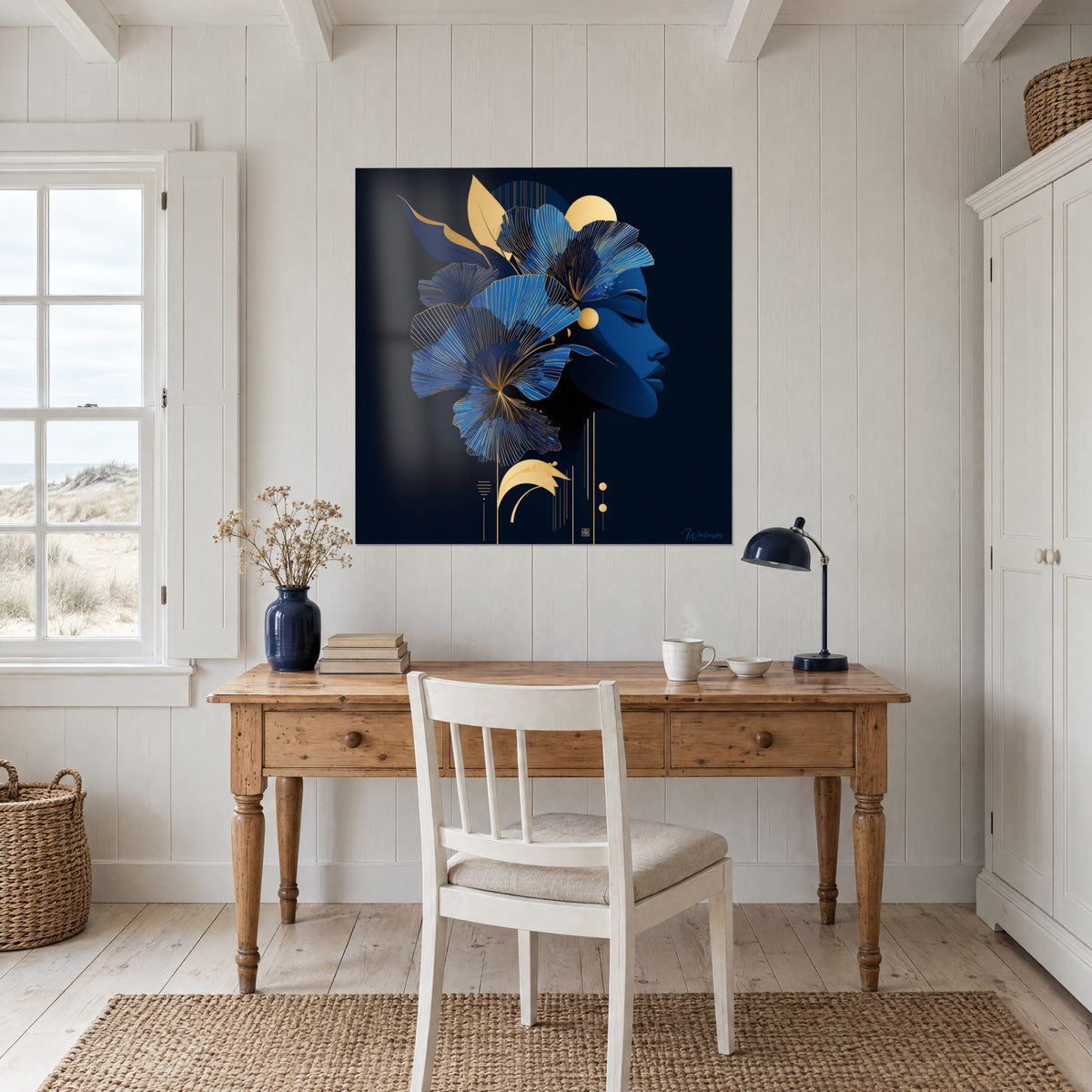 Gemälde blaue Muse im feinen Profil, große Ginkgoblüten in Ultramarinblau und Gold, gegenüber einem Holzschreibtisch neben einem Fenster