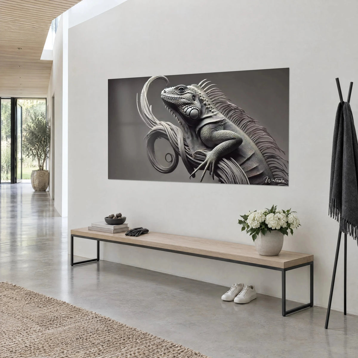 Quadro di rettile dalla cresta spinosa su sfondo grigio carbone, artigli sottili e spirale di liane pallide, vista di tre quarti su parete bianca
