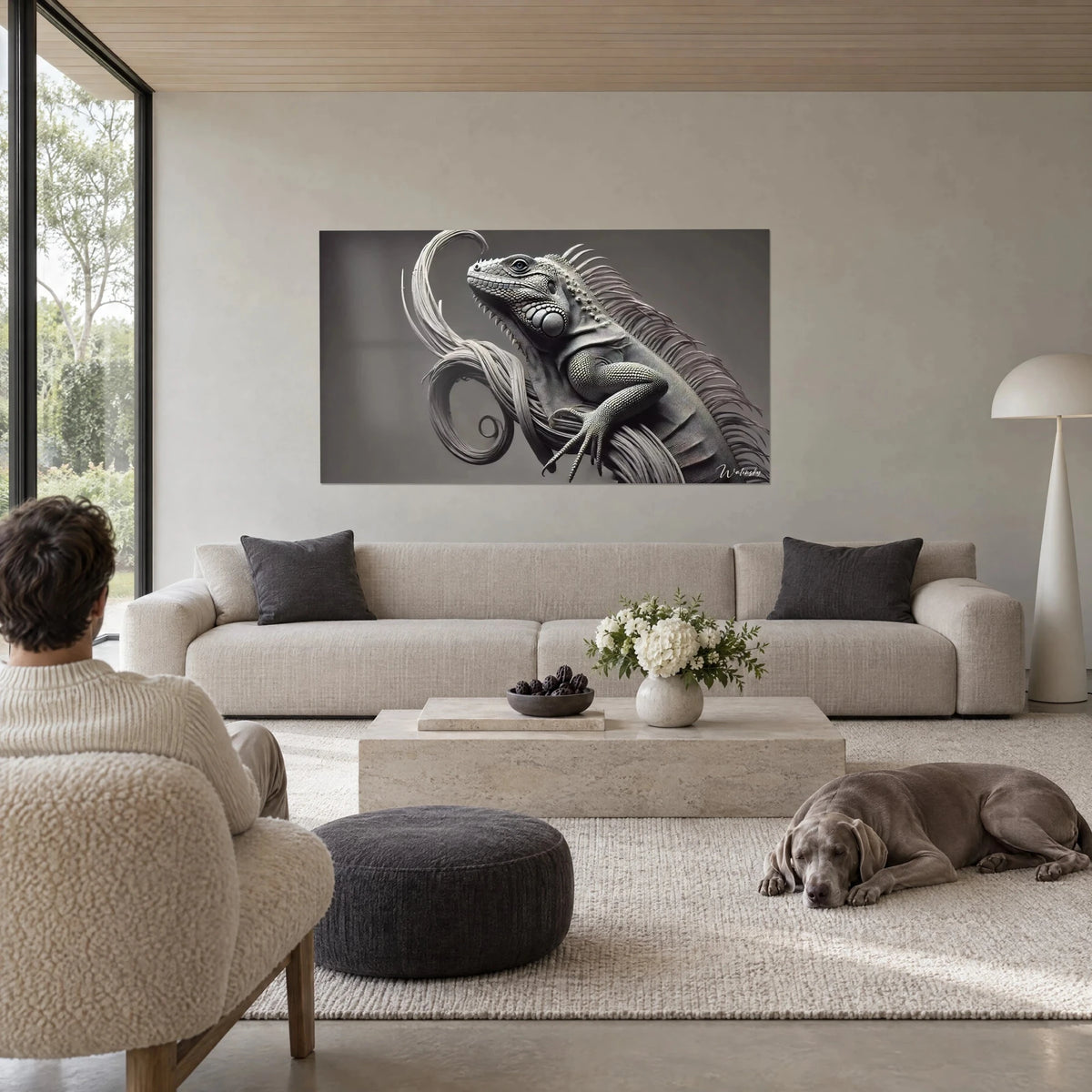 Quadro di iguana in toni grigio argento con squame perlacee, cresta di piume e coda arrotolata, sopra un divano in un soggiorno luminoso