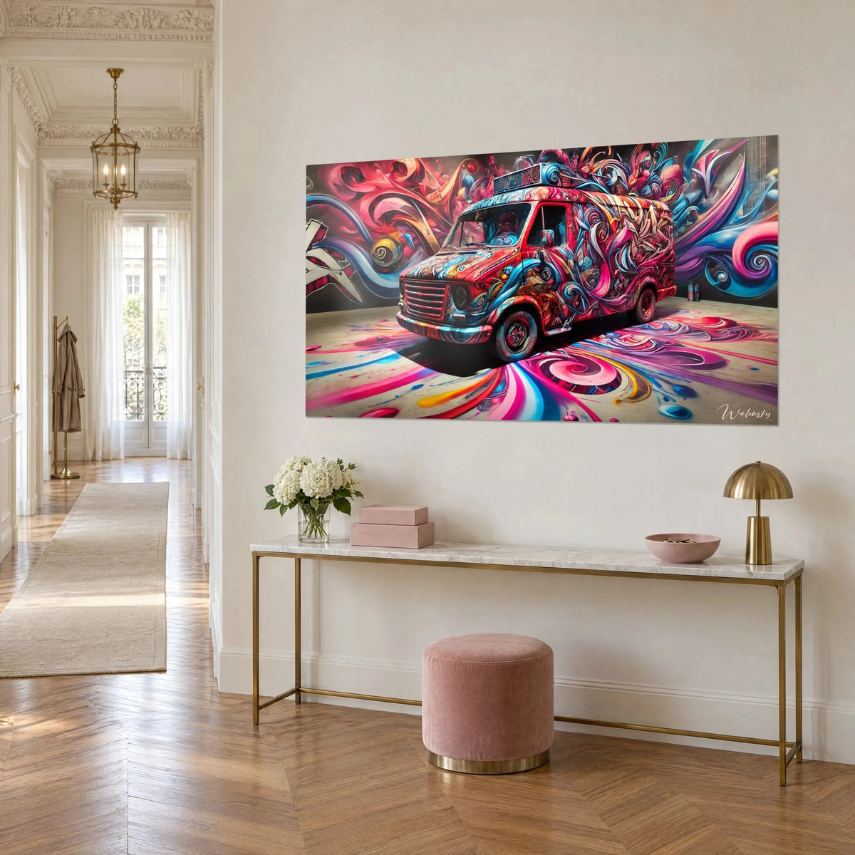 Schilderij van een bestelwagen bedekt met magenta en turquoise krullen, vloer bespat met verf, aan een crèmekleurige muur, vergulde console en parket