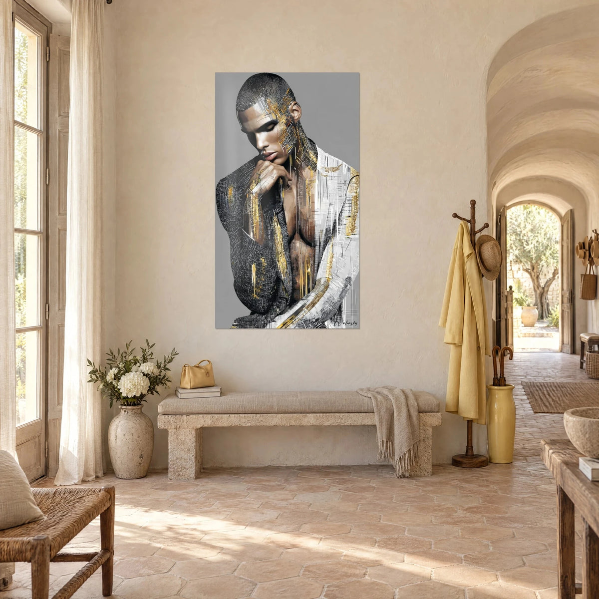 Schilderij van een gefragmenteerd mannenportret in fijne zwarte, witte en gouden lijnen, grijze achtergrond, aan de beige muur van een gang in een boerderij