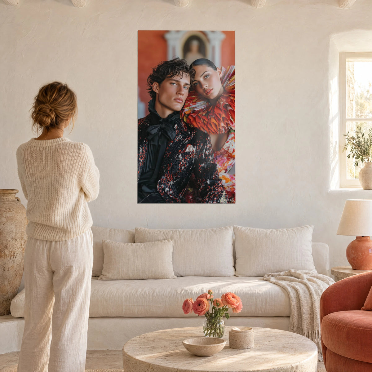 Schilderij jonge man met bruine krullen en zwart jasje met rode pailletten, oranje kraag, boven een bank in een lichte woonkamer