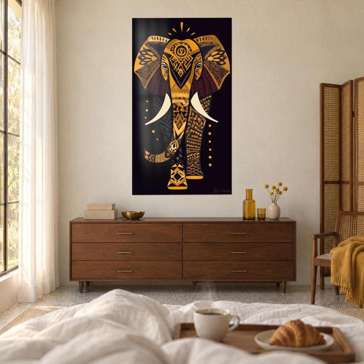 Schilderij van een tribale olifant met poten versierd met gouden en zwarte ruiten, crèmekleurige slagtanden, boven een bed in een lichte slaapkamer