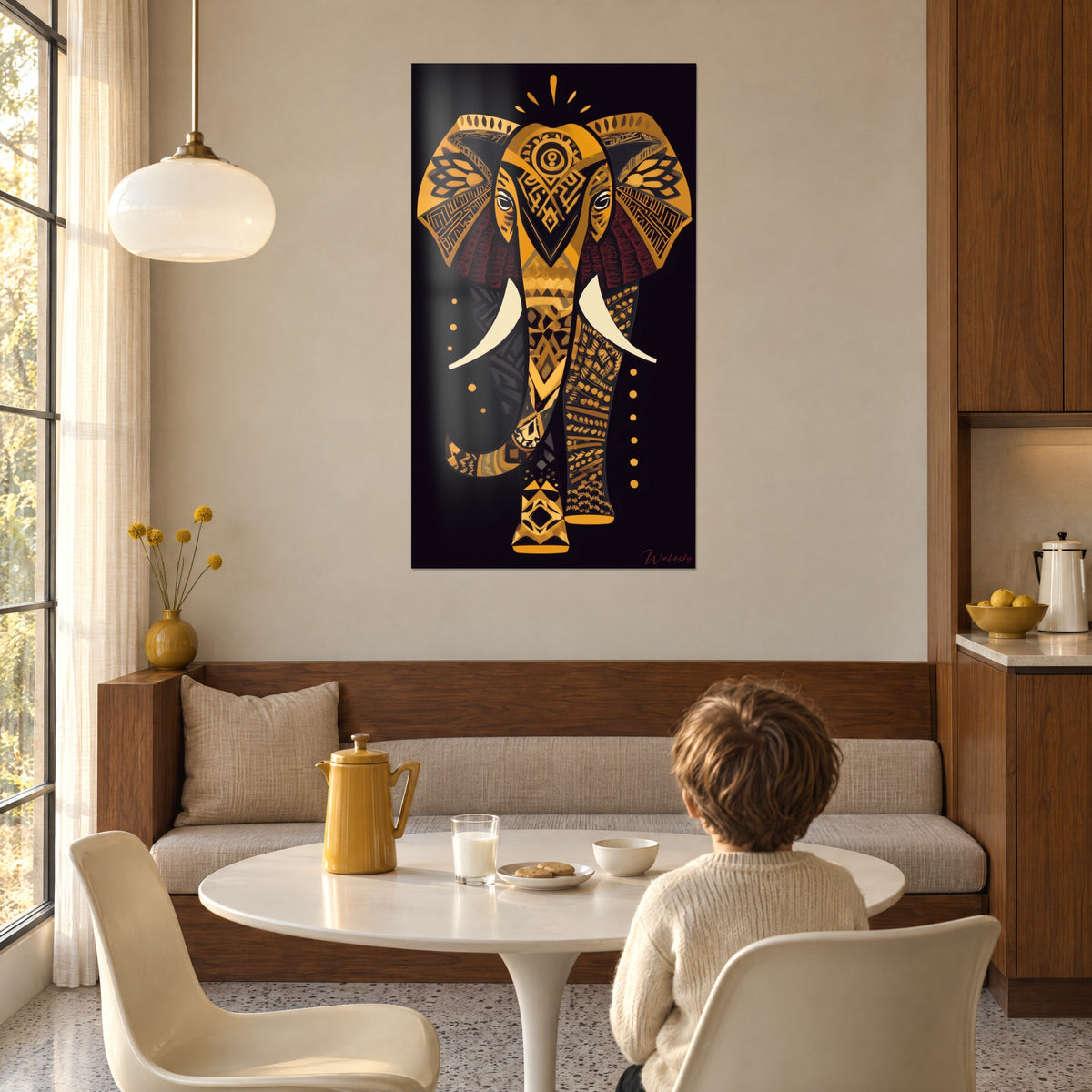 Schilderij van een gestileerde Afrikaanse reus, voorhoofd met mosterdgele spiraal en bordeauxrode oren op zwart, tegenover een ronde witte tafel