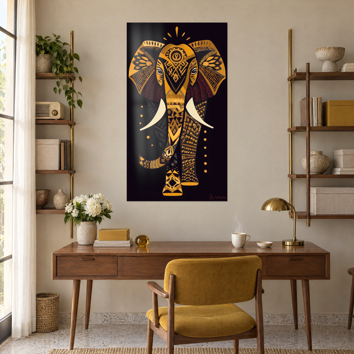 Schilderij van een grafische olifant met amberkleurige en bordeauxrode ornamenten op een donkere achtergrond, ivoren slagtanden, aan de muur van een kantoor in licht hout