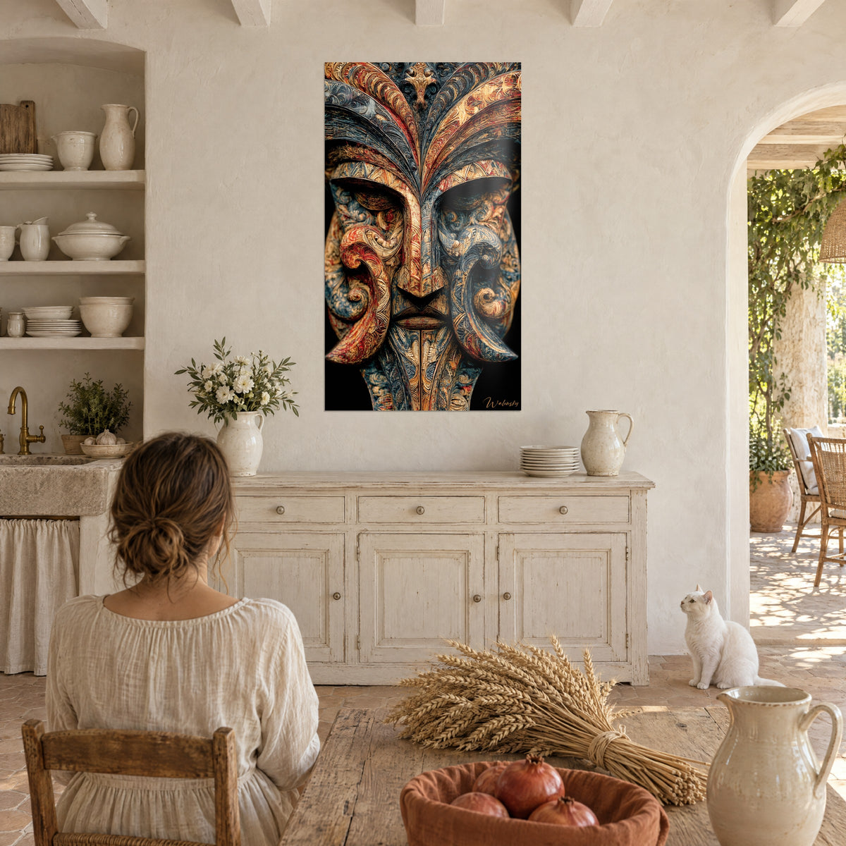 Tableau effigie ancestrale, spirales ocre doré et bleu acier sur fond noir, dans un mas provençal, un chat blanc près du buffet