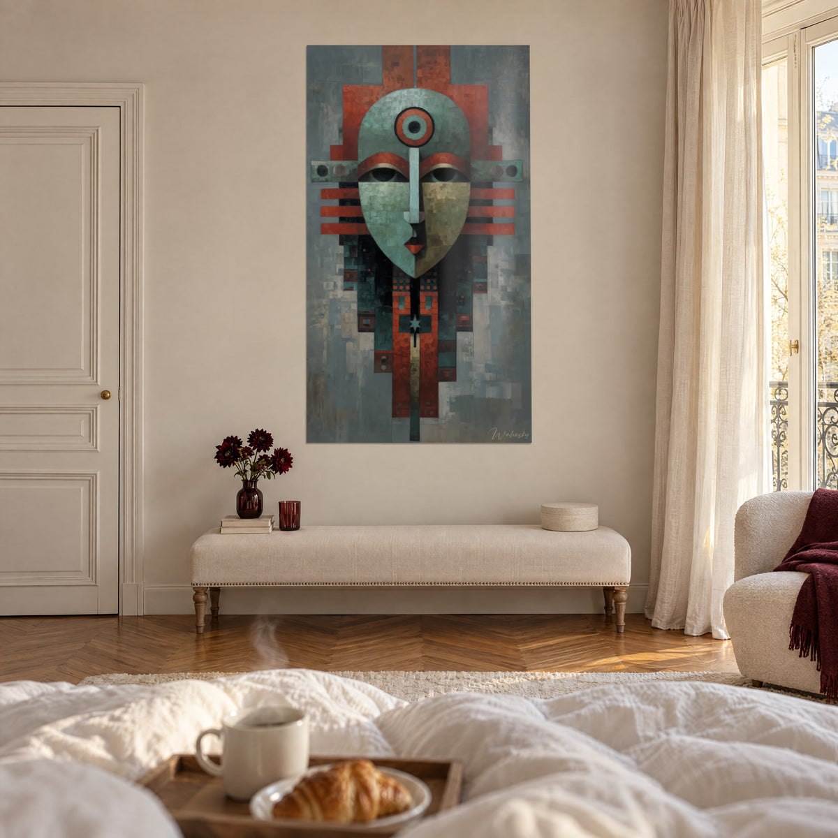 Tableau totem tribal bleu-gris et terre cuite, bande rouge sur front, accroché au-dessus d'un lit dans une chambre claire