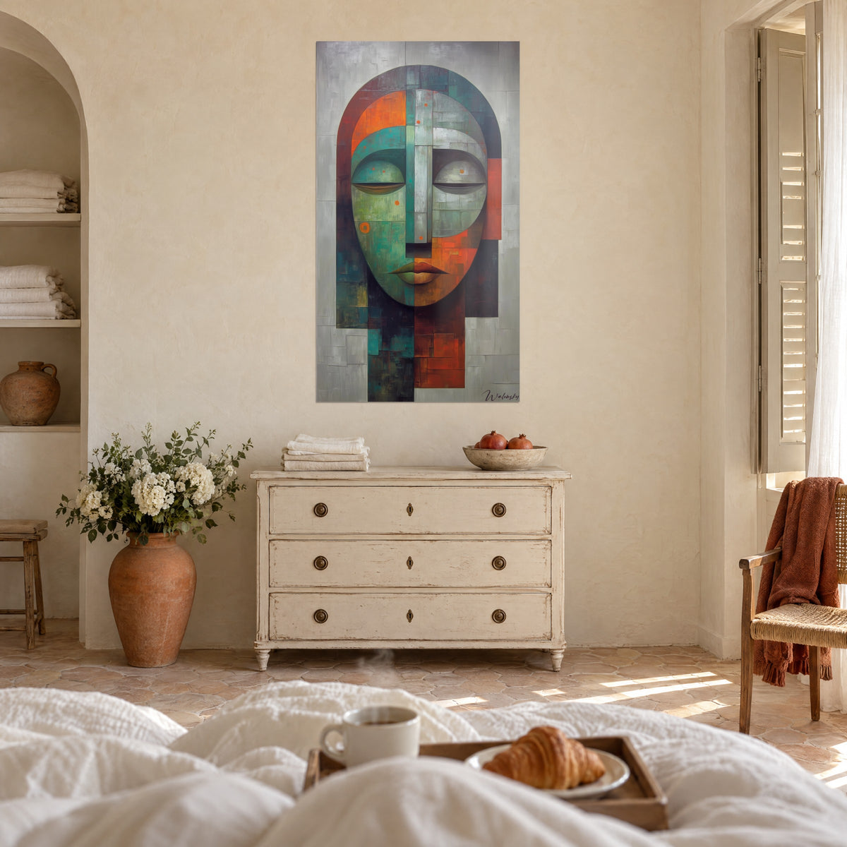 Gemälde eines schamanischen Gesichts mit geschlossenen Lidern in Grün-, Rost- und Grautönen, über einem Bett in einem hellen Schlafzimmer
