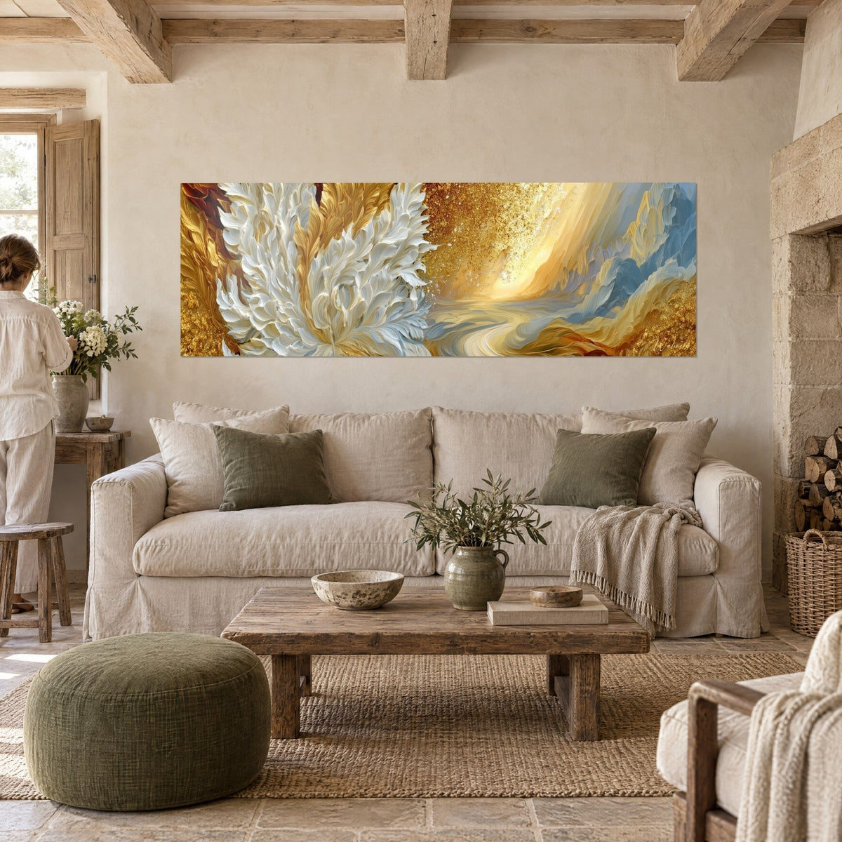 Tableau plumage doré aux reflets bleutés, panache blanc nacré et or scintillant, au-dessus d'un canapé dans un salon lumineux