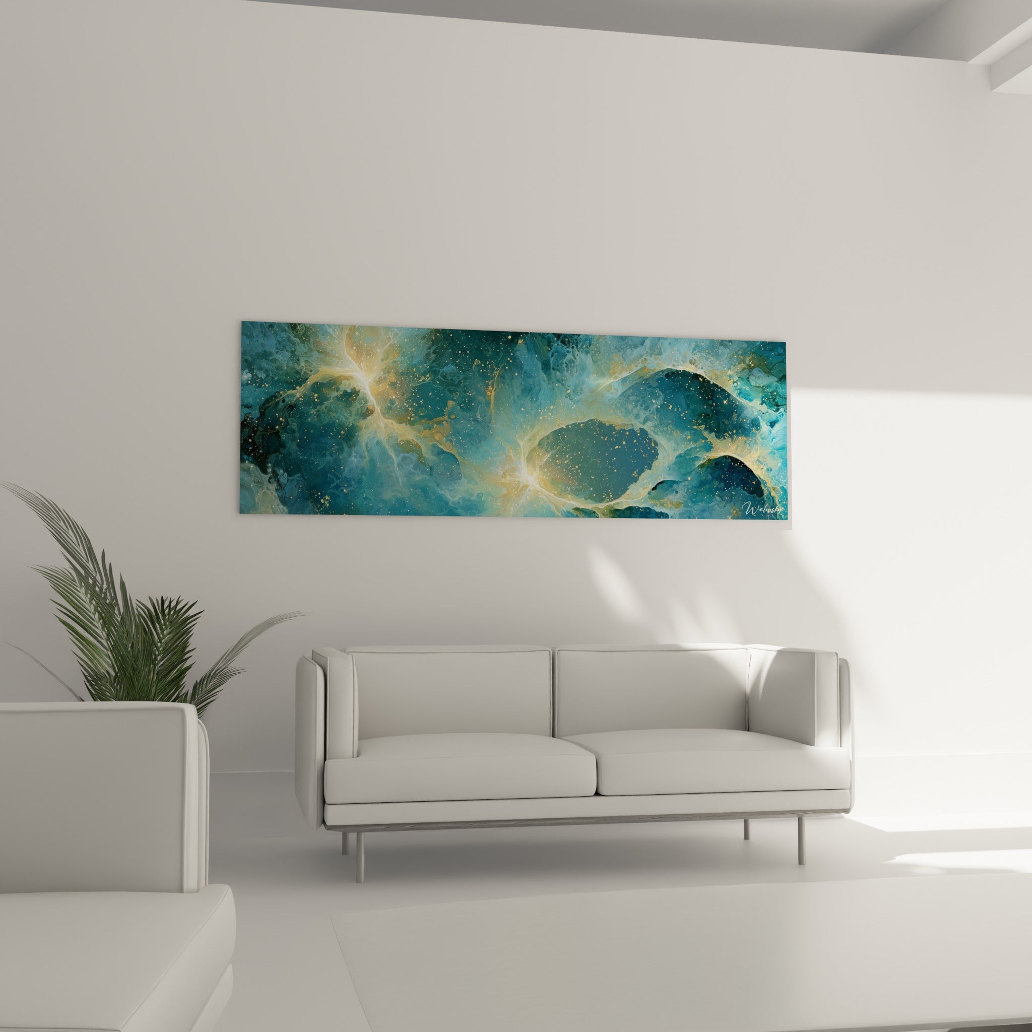 Amas stellaire turquoise et anthracite ponctué d'éclats dorés au-dessus d'un canapé dans un salon lumineux
