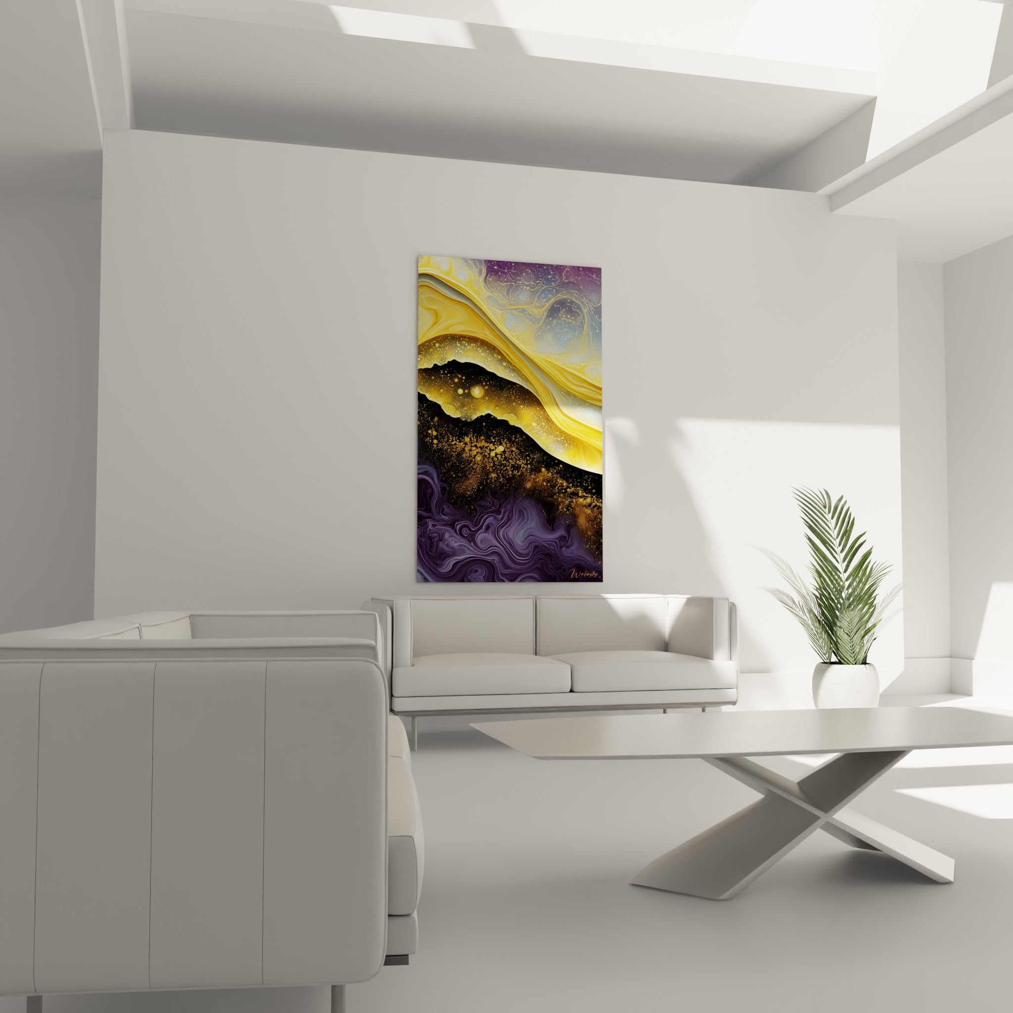 Marbrure dorée sur fond anthracite et violet de ce tableau artistique abstrait au-dessus d'un canapé dans un salon lumineux