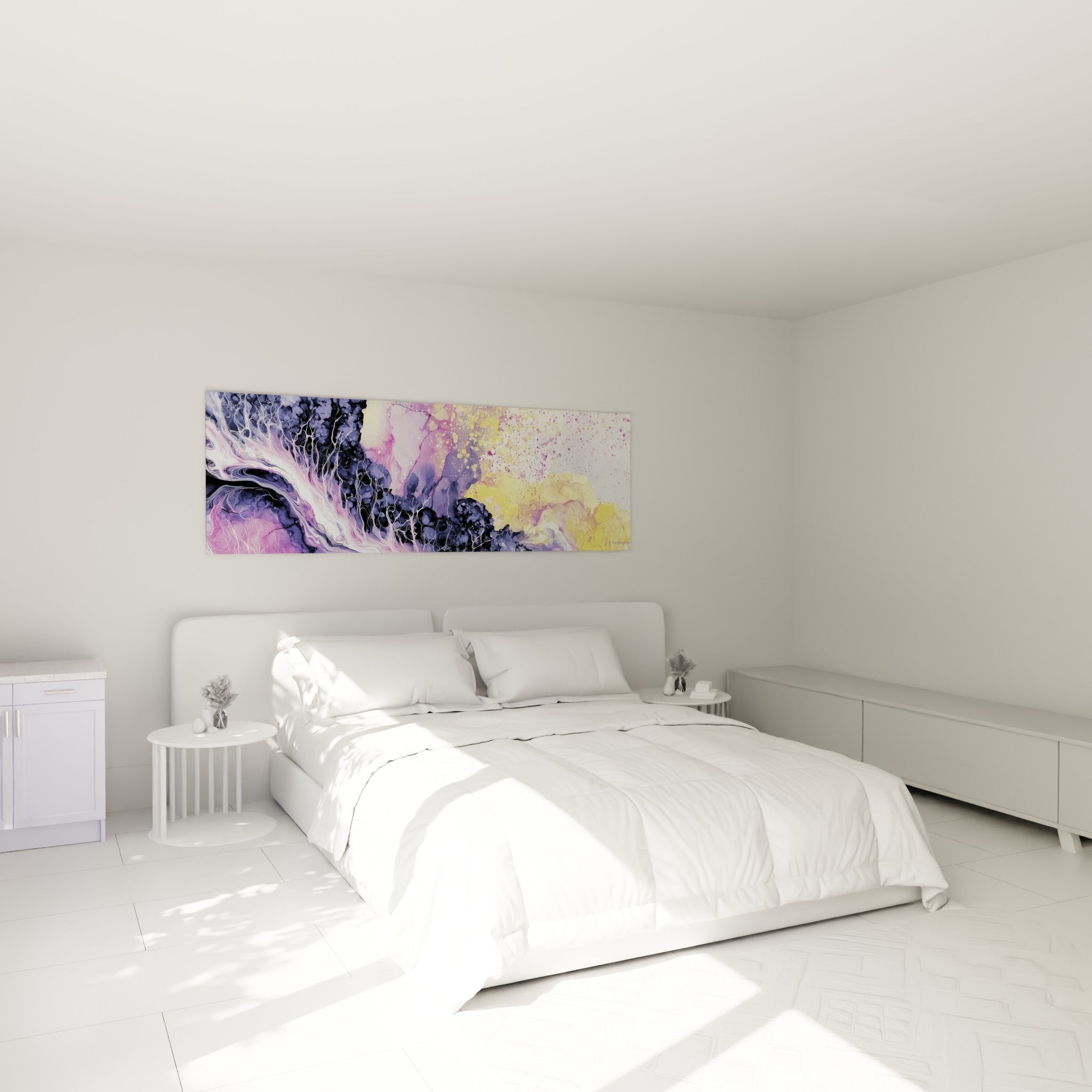 Ramifications violettes et particules dorées composent ce tableau artistique abstrait au-dessus d'un lit dans une chambre claire