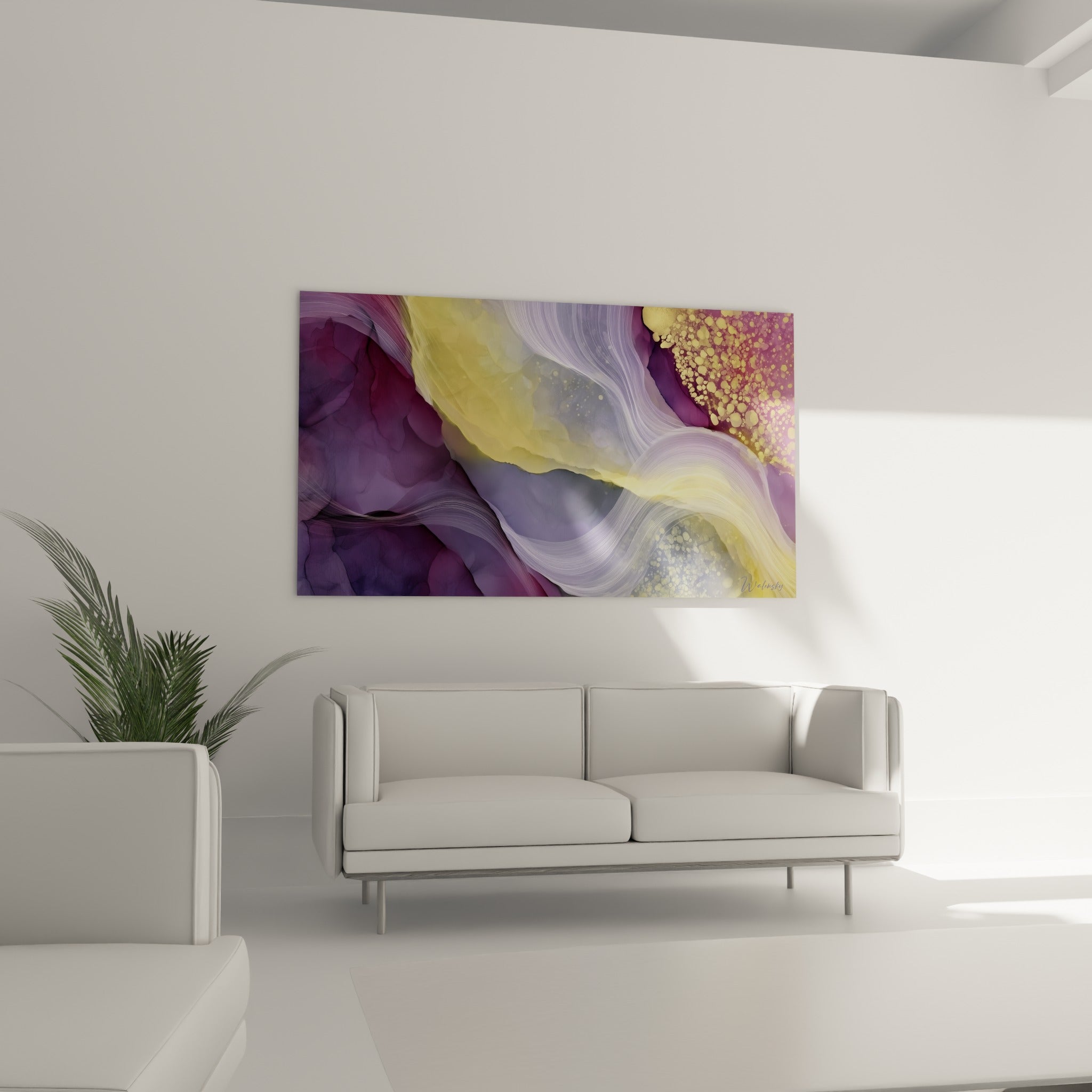 Ondulations lilas et jaune pâle traversées de dorures, disposées au-dessus d'un canapé dans un salon lumineux