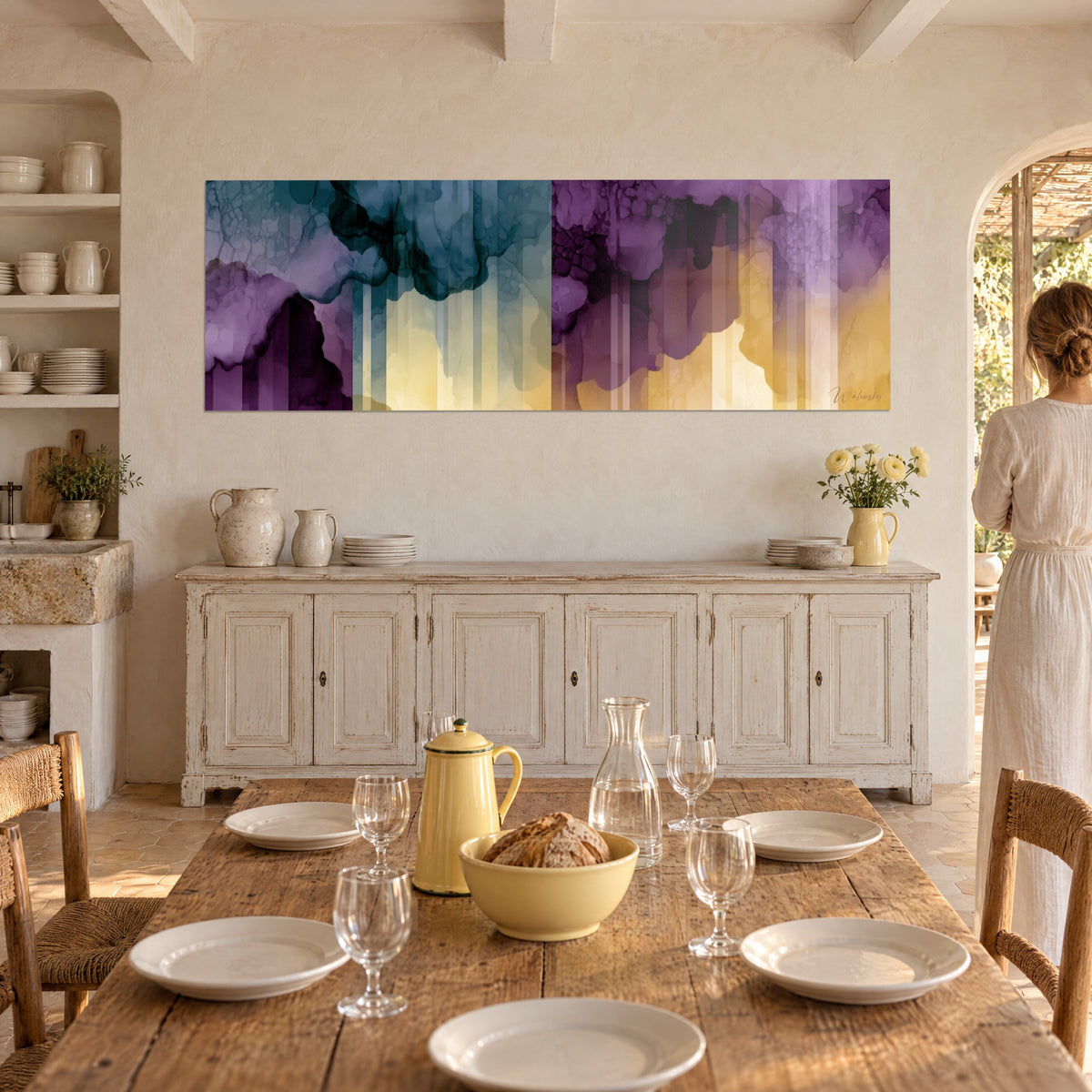 Schilderij met aubergine- en goudgele marmering met fijne cellen, eendenblauw bovenaan, twee personen van achteren voor een wit dressoir, Provençaals boerenhuis