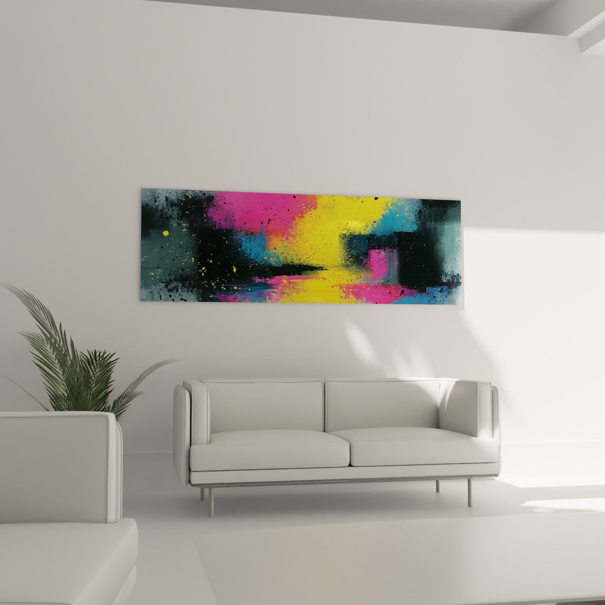 Éclaboussures bleu profond et rose fuchsia de ce tableau artistique abstrait au-dessus d'un canapé dans un salon lumineux
