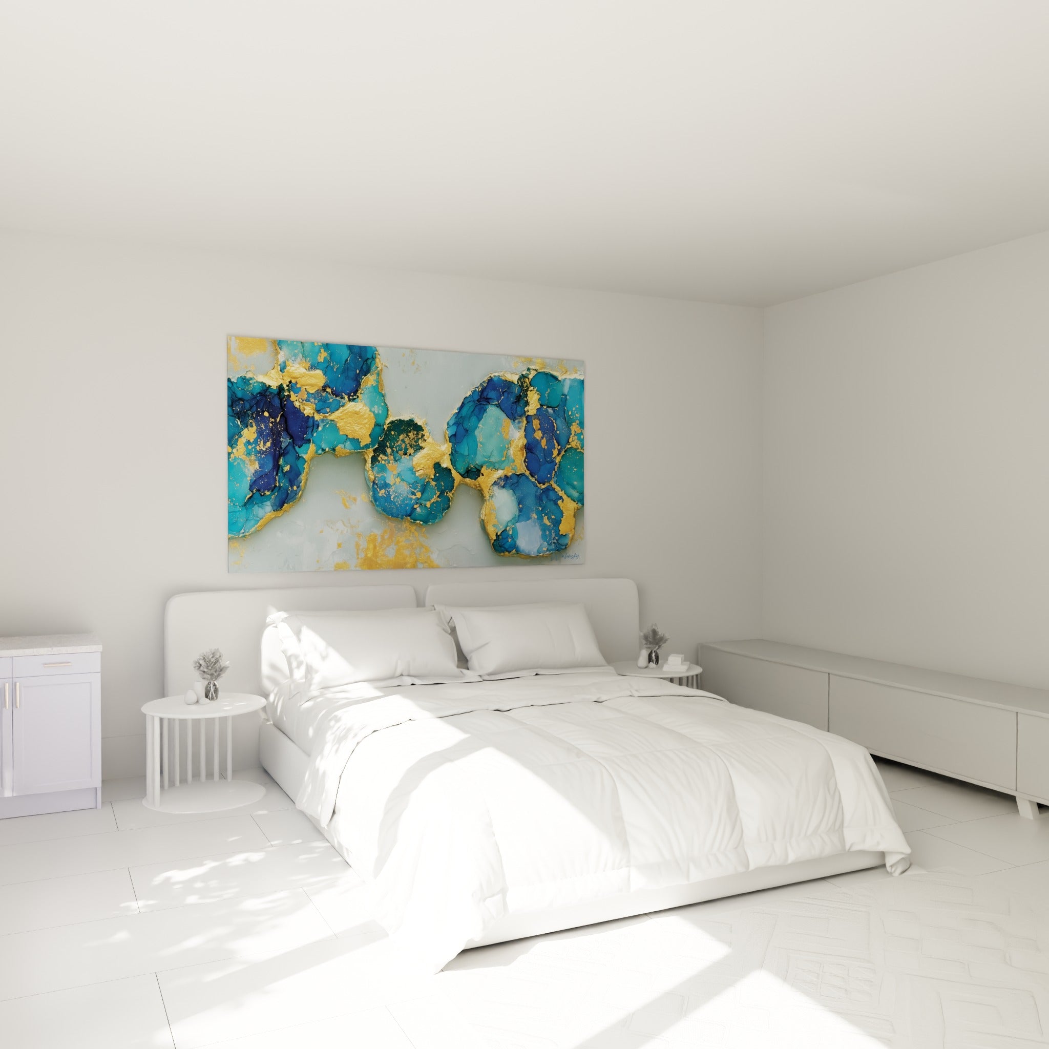 Îlots bleu turquoise et dorés en composition abstraite, accrochés au-dessus d'un lit dans une chambre claire