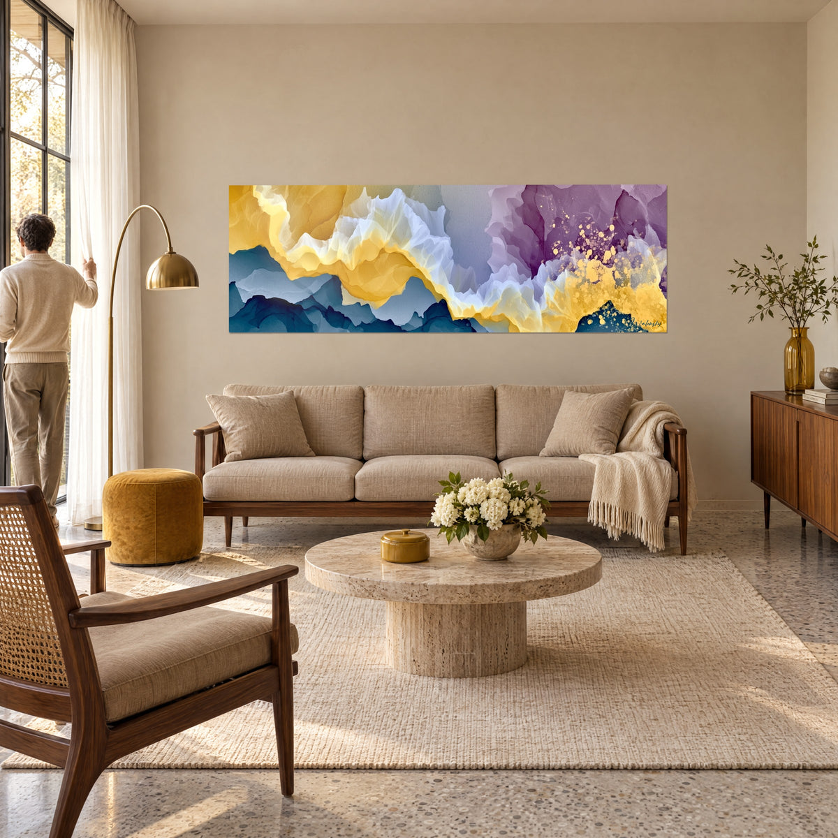 Schilderij abstracte bergketen in goudocker en petroleumblauw, paarse kam bespikkeld met goud, boven een bank in een lichte woonkamer