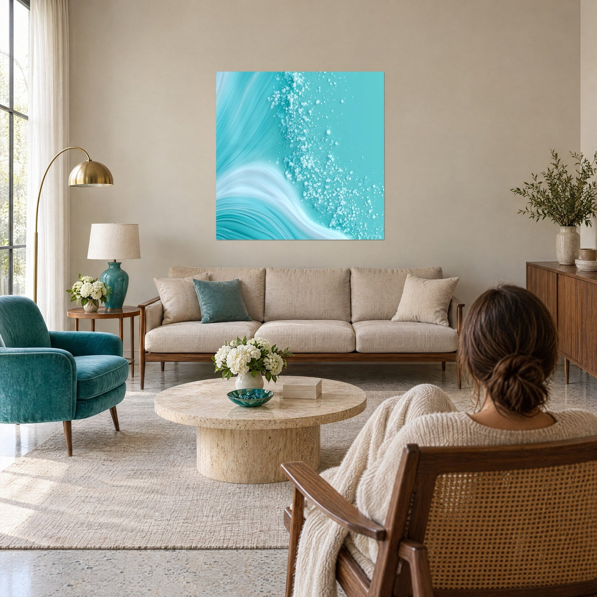 Tableau vague turquoise aux embruns blancs, courbe nacrée en bas à gauche, au-dessus d'un canapé dans un salon lumineux