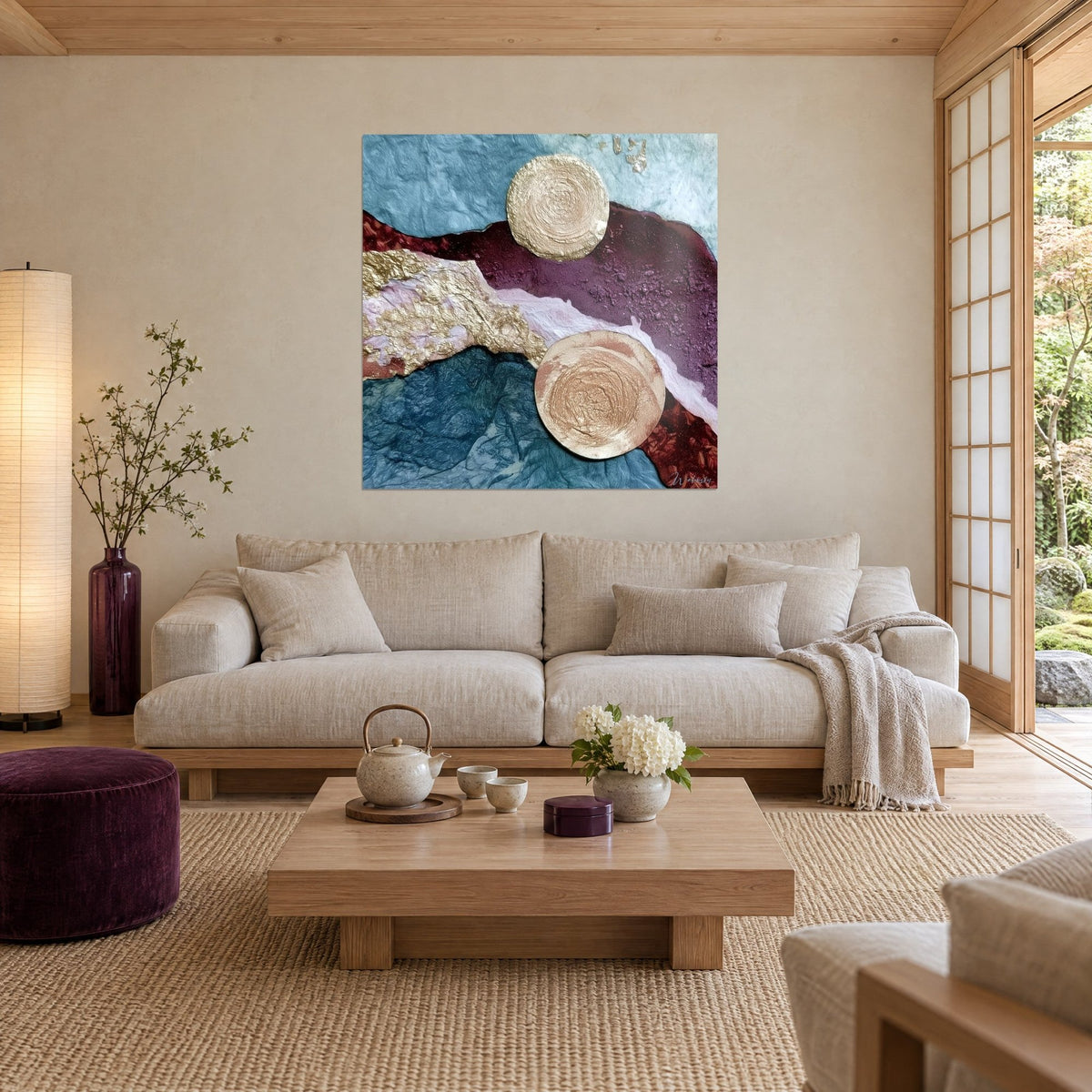 Schilderij met gouden schijven op paarse en eendenblauwe golven, reliëf van verfrommeld papier, boven een bank in een lichte woonkamer